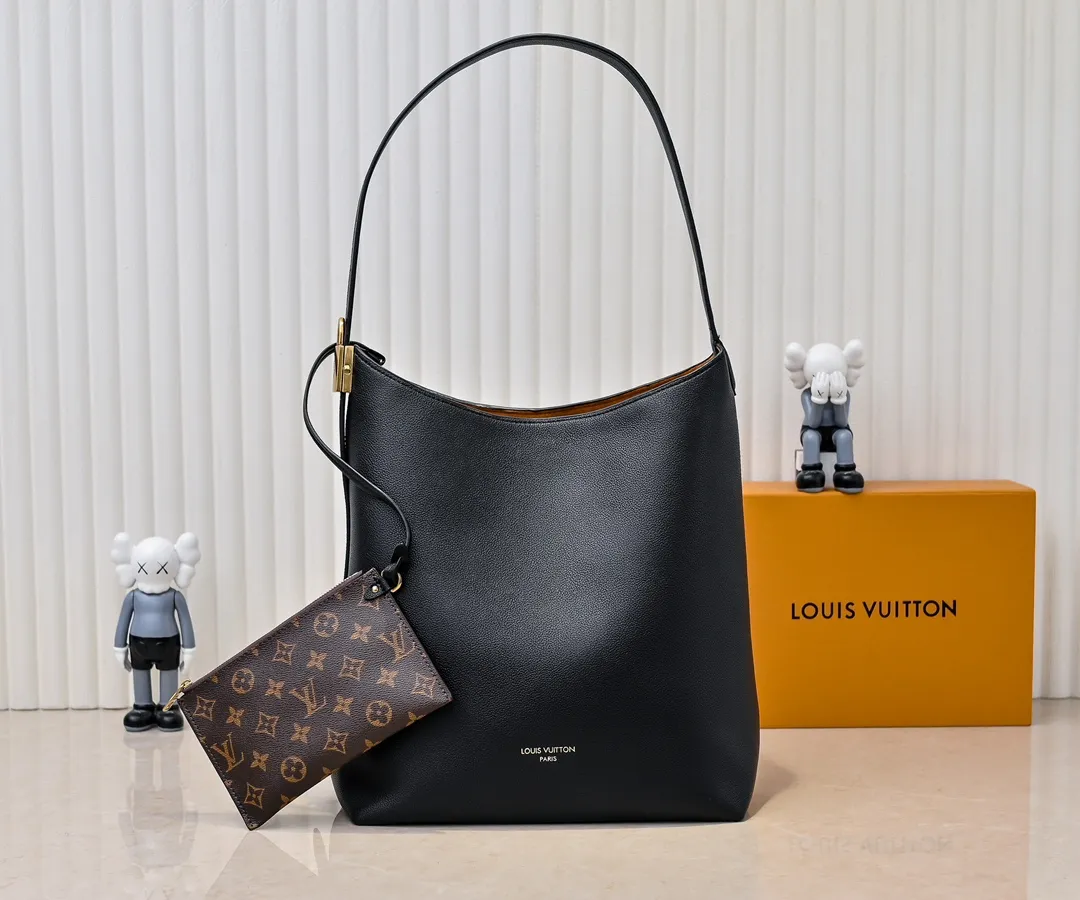💰Large 150. Small 280💰Upgraded original (imitation original) M24988 M24974 M24856 M25022 M25352 M25353 M25354 This Low Key Hobo handbag is made of smooth cow leather with suede cow leather lining. It can accommodate short wallets, large smartphones, keys and other small items. The shoulder strap is adjustable with a padlock buckle, and a removable Monogram canvas zippered interior pocket keeps it organized. Dimensions: Large 31.0 x 35.0 x 18.0 cm (L x H x W), Small 24.0 x 28.0 x 16.0 cm (L x H x W)