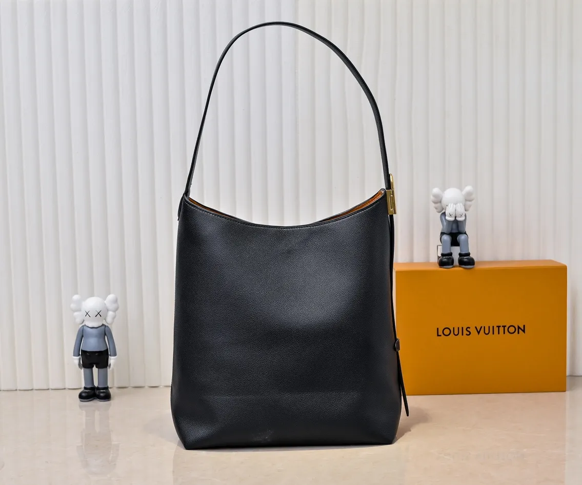 💰Large 150. Small 280💰Upgraded original (imitation original) M24988 M24974 M24856 M25022 M25352 M25353 M25354 This Low Key Hobo handbag is made of smooth cow leather with suede cow leather lining. It can accommodate short wallets, large smartphones, keys and other small items. The shoulder strap is adjustable with a padlock buckle, and a removable Monogram canvas zippered interior pocket keeps it organized. Dimensions: Large 31.0 x 35.0 x 18.0 cm (L x H x W), Small 24.0 x 28.0 x 16.0 cm (L x H x W)