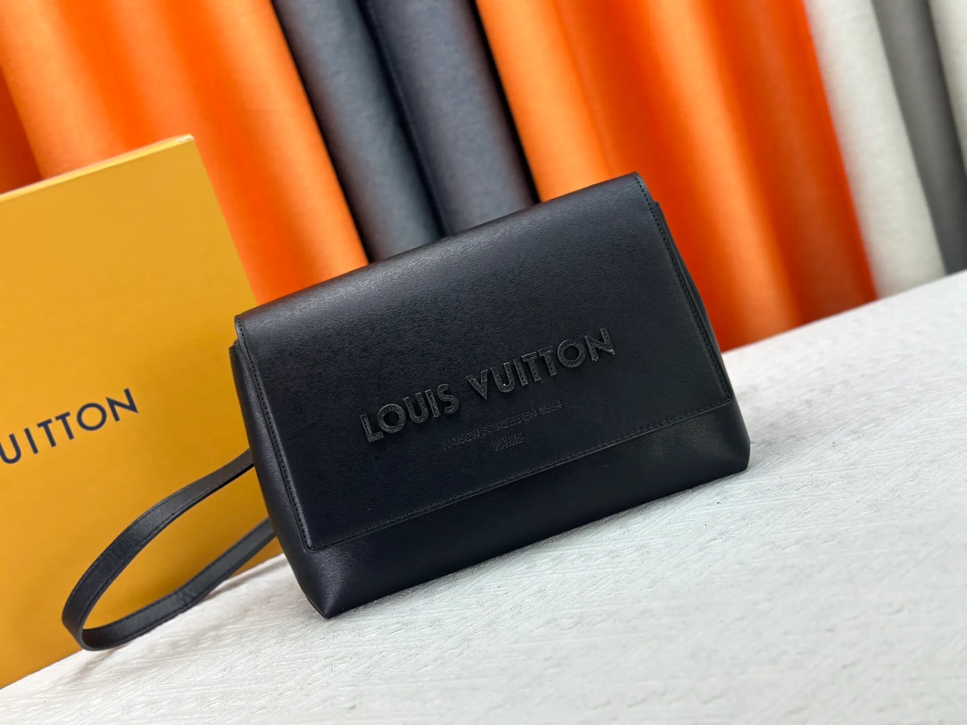 P280 M46018 Louis Vuitton's Pochette Metis embroidered messenger bag (black version) belongs to LV's classic messenger bag series. It adopts an iconic design style and is both fashionable and practical. This orange version is particularly eye-catching and can easily become the visual focus in a match. Dimensions: 25x19x7 cm