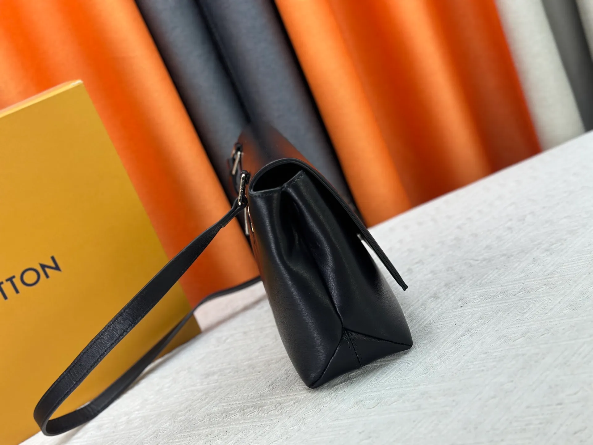 P280 M46018 Louis Vuitton's Pochette Metis embroidered messenger bag (black version) belongs to LV's classic messenger bag series. It adopts an iconic design style and is both fashionable and practical. This orange version is particularly eye-catching and can easily become the visual focus in a match. Dimensions: 25x19x7 cm