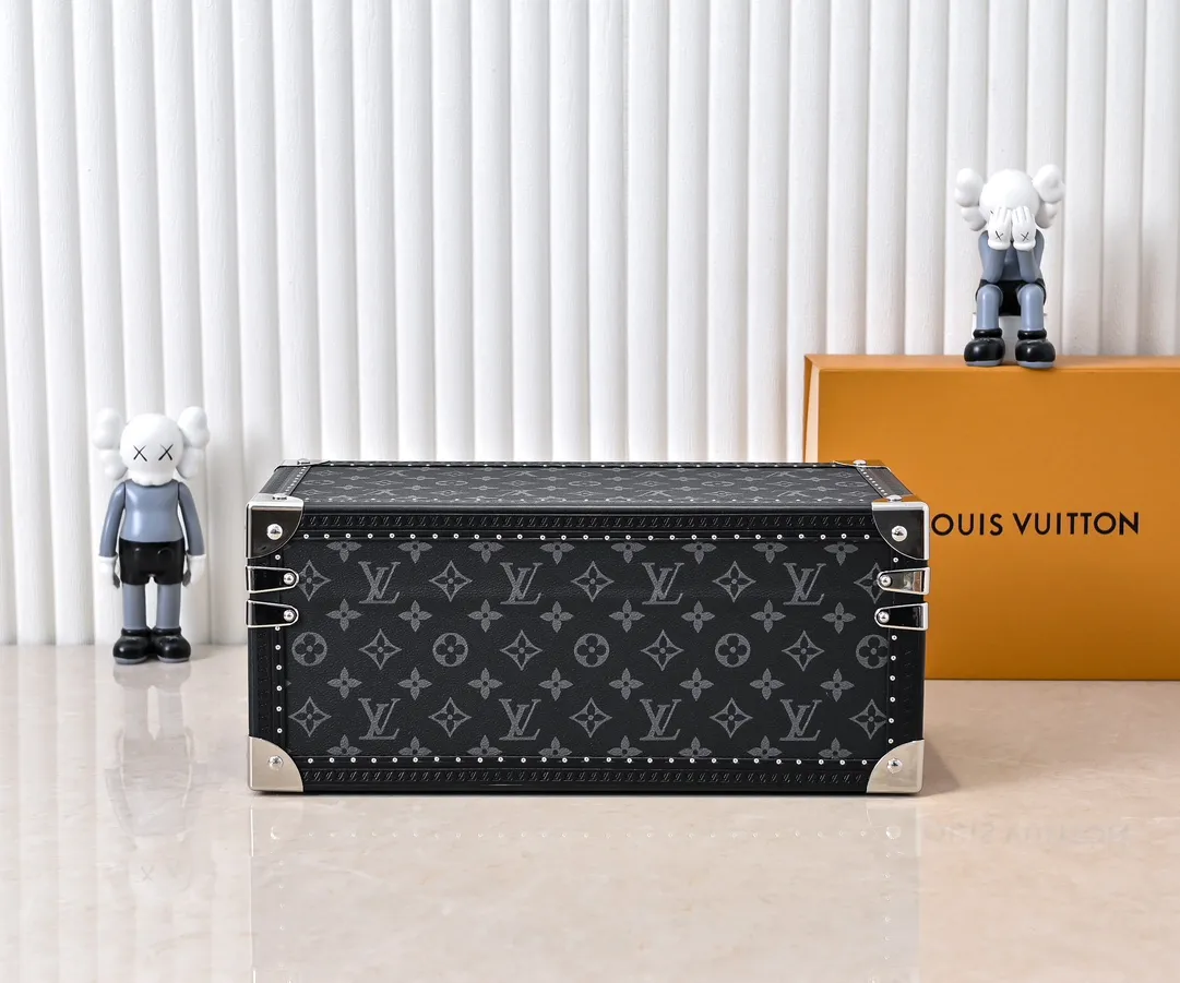 💰1240 Guangzhou top original M20209 treasure box [exclusive photo, upgraded original] can hold watches and jewelry. This treasure box is made of classic Monogram canvas. It is equipped with a removable tray to hide valuables.  -38.0*18.0cm✅ -Two storage layers✅ ​​-Partitioned in the middle. Can store valuables✅ -Push open the automatic pop-up lock✅ -Lined with velvet✅ -Silver metal/hardware✅ -Extreme workmanship, every detail is just right✅ -Purely handmade, every small nail is clearly in place,✅ LOUIS VUITTON hard box is like a treasure box that travels through history. Its sturdiness is a symbol of Louis Vuitton's traditional exquisite craftsmanship✅