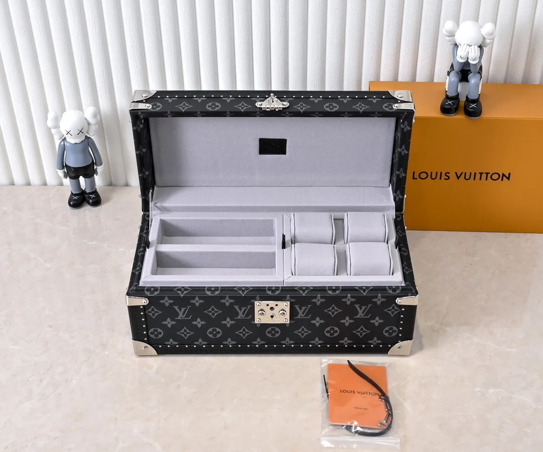 💰1240 Guangzhou top original M20209 treasure box [exclusive photo, upgraded original] can hold watches and jewelry. This treasure box is made of classic Monogram canvas. It is equipped with a removable tray to hide valuables.  -38.0*18.0cm✅ -Two storage layers✅ ​​-Partitioned in the middle. Can store valuables✅ -Push open the automatic pop-up lock✅ -Lined with velvet✅ -Silver metal/hardware✅ -Extreme workmanship, every detail is just right✅ -Purely handmade, every small nail is clearly in place,✅ LOUIS VUITTON hard box is like a treasure box that travels through history. Its sturdiness is a symbol of Louis Vuitton's traditional exquisite craftsmanship✅