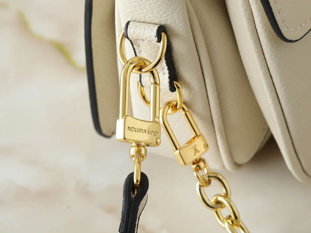 💰240💰Upgraded from the original M47045 M23940 M46595 M22942 M23081 M46596 M46279 This Pochette Métis East West handbag is made of Monogram Empreinte embossed leather, showing the fusion of brand style and modern elements. The traditional S-lock clasp and detachable short chain have a metallic sheen, and the sophisticated construction includes a neat interior and adjustable shoulder straps for easy urban mobility. Dimensions: 21.5 x 13.5 x 6.0 cm (length x height x width)