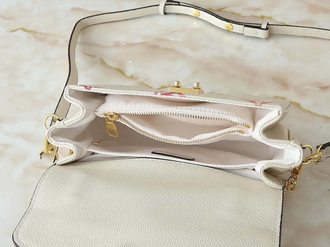 💰240💰Upgraded from the original M47045 M23940 M46595 M22942 M23081 M46596 M46279 This Pochette Métis East West handbag is made of Monogram Empreinte embossed leather, showing the fusion of brand style and modern elements. The traditional S-lock clasp and detachable short chain have a metallic sheen, and the sophisticated construction includes a neat interior and adjustable shoulder straps for easy urban mobility. Dimensions: 21.5 x 13.5 x 6.0 cm (length x height x width)