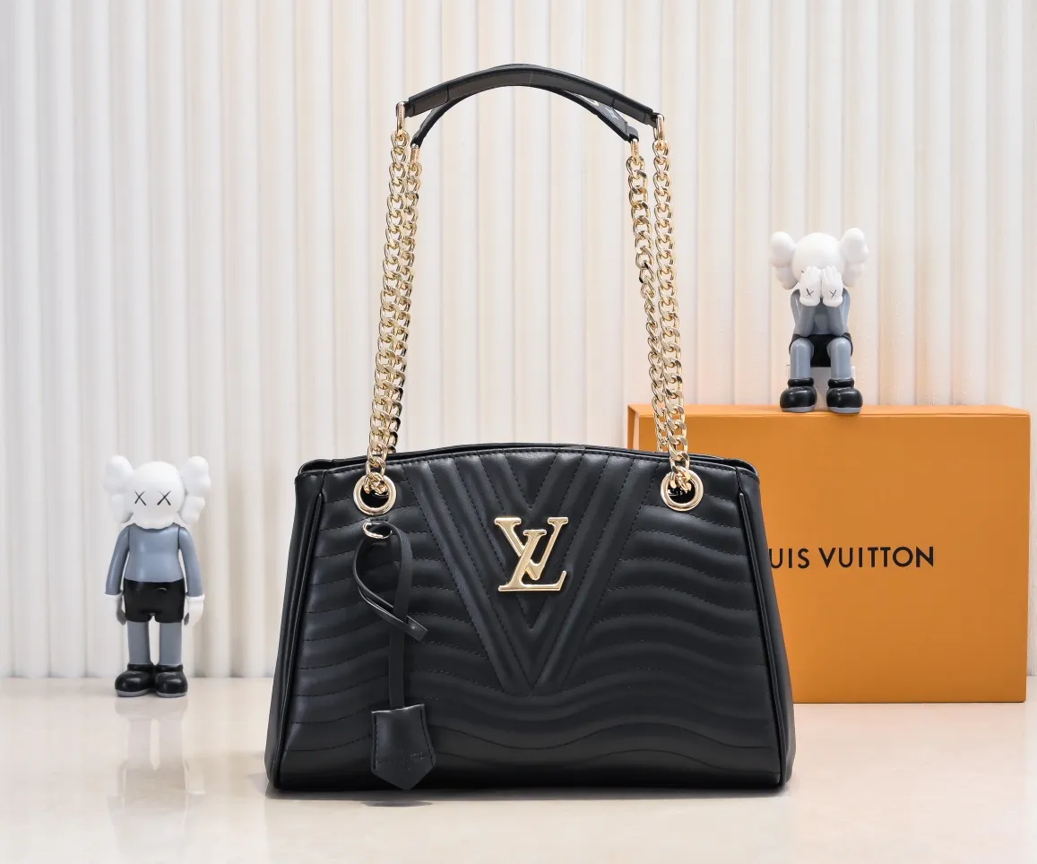 Factory price 💰320 Original embroidered plaid, high-end quality, full of praise from Louis Vuitton, the latest embroidered hot style, soft embroidered shapes, charming styles selected for the season 💃The dream of every intellectual woman 😜The dream of every young girl 😱Extremely cost-effective💅💅💅, 51496 can be placed wherever you want💓💓It can make you the center of attention no matter what the occasion🍸🍸No matter what combination it is, it can make you full of temperament👙👙This is the aura of Louis Vuitton that has remained unchanged for centuries. Style number: M51497 Size: 32x22x13