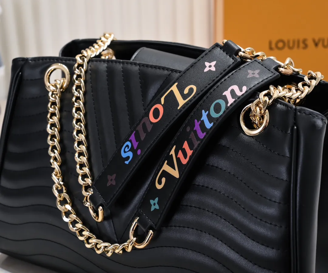 Factory price 💰320 Original embroidered plaid, high-end quality, full of praise from Louis Vuitton, the latest embroidered hot style, soft embroidered shapes, charming styles selected for the season 💃The dream of every intellectual woman 😜The dream of every young girl 😱Extremely cost-effective💅💅💅, 51496 can be placed wherever you want💓💓It can make you the center of attention no matter what the occasion🍸🍸No matter what combination it is, it can make you full of temperament👙👙This is the aura of Louis Vuitton that has remained unchanged for centuries. Style number: M51497 Size: 32x22x13