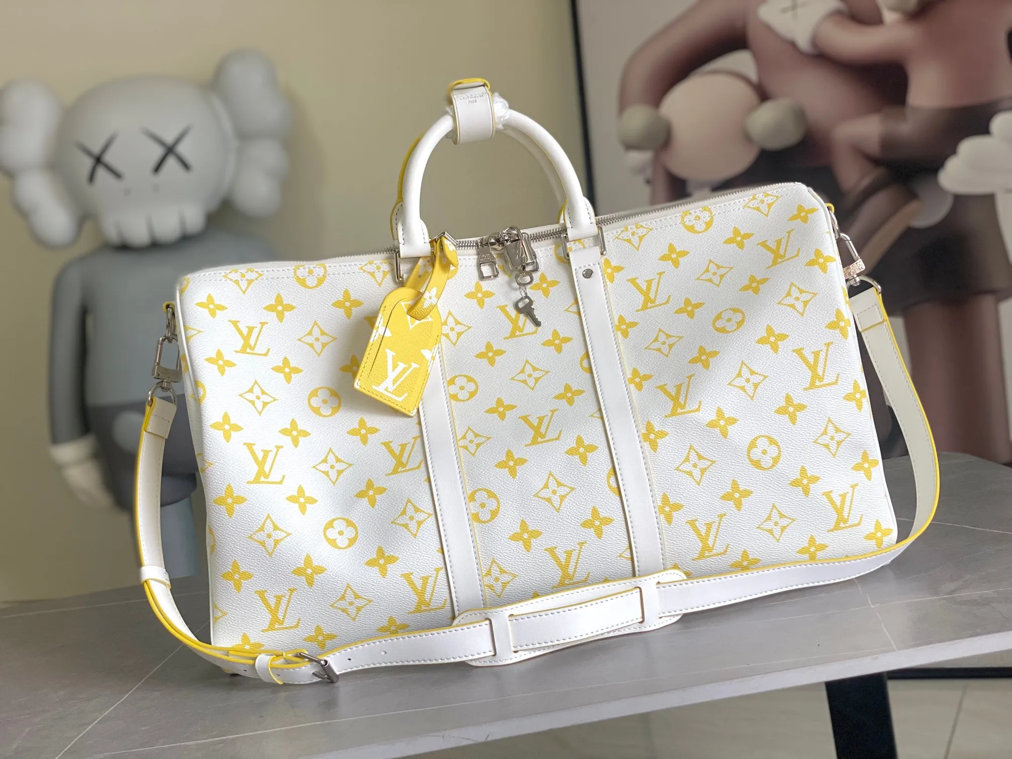 💰1300 Top original order M14834 KEEPALL BANDOULIÈRE 50 The yellow and white Monogram Bandana pattern is presented with a unique bleaching and dyeing effect, bringing an elegant and casual atmosphere to this Keepall Bandoulière 50 soft travel bag made of soft leather and classic lines. This cabin-sized travel bag has a roomy interior for packing your weekend essentials. The travel bag features leather top handles and a detachable shoulder strap, allowing it to be carried in a variety of ways. size：50*29*23