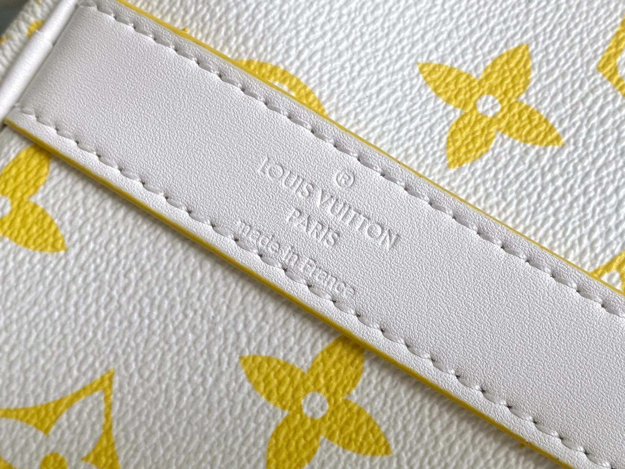 💰1300 Top original order M14834 KEEPALL BANDOULIÈRE 50 The yellow and white Monogram Bandana pattern is presented with a unique bleaching and dyeing effect, bringing an elegant and casual atmosphere to this Keepall Bandoulière 50 soft travel bag made of soft leather and classic lines. This cabin-sized travel bag has a roomy interior for packing your weekend essentials. The travel bag features leather top handles and a detachable shoulder strap, allowing it to be carried in a variety of ways. size：50*29*23