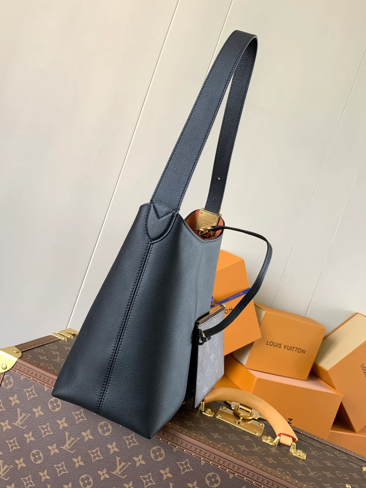 💰1160 (top-grain leather) top original order, change chip version, M25352 black, M25354 brown, 25353 yellow, Low Key Hobo small handbag is made of smooth cow leather with suede cow leather lining, which can accommodate short wallets, large smartphones, keys and other small items. The shoulder strap is adjustable with a padlock buckle, and a removable Monogram canvas zippered interior pocket keeps it organized. 24.0 x 28.0 x 16.0 cm (length x height x width)