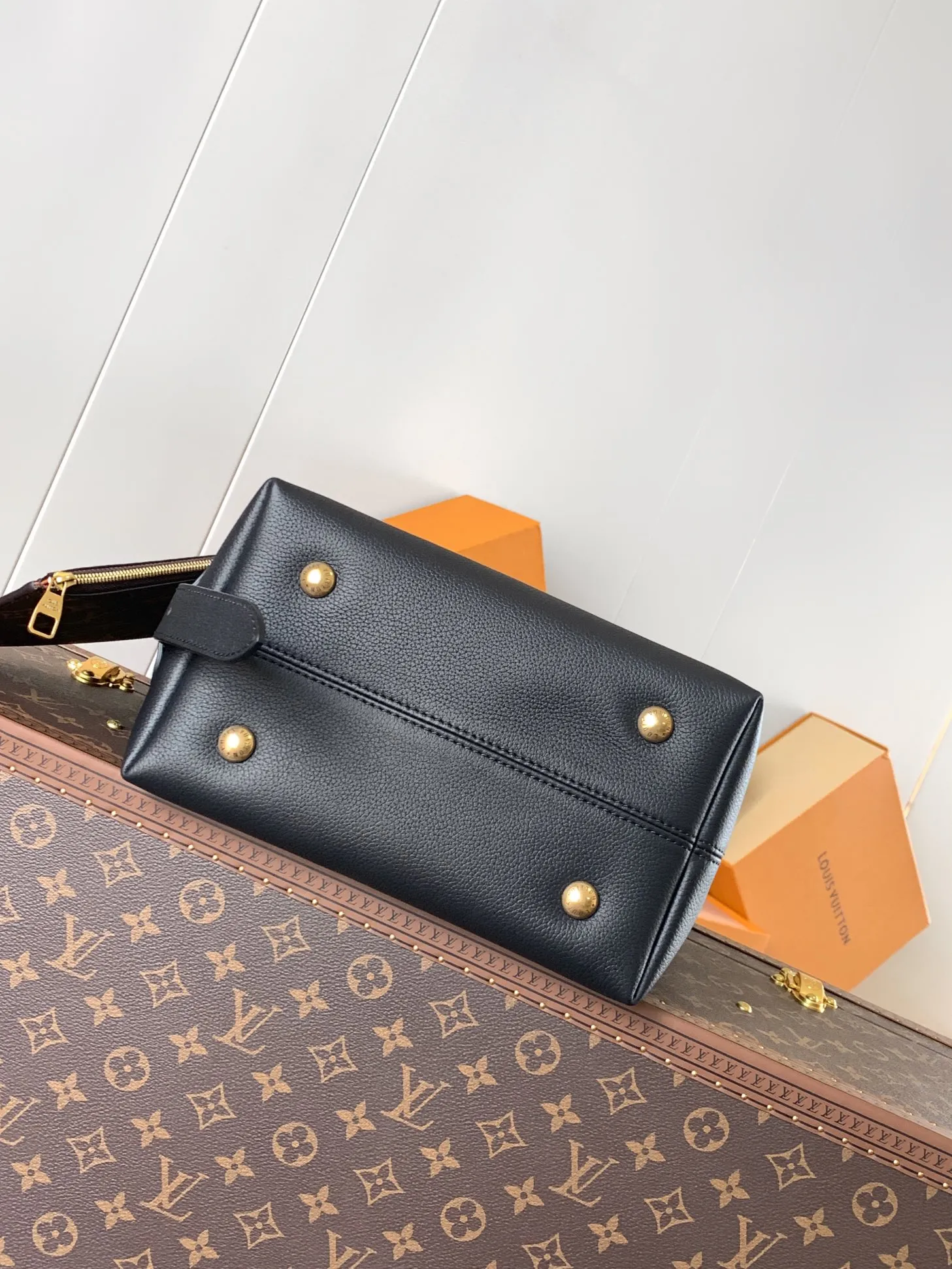 💰1160 (top-grain leather) top original order, change chip version, M25352 black, M25354 brown, 25353 yellow, Low Key Hobo small handbag is made of smooth cow leather with suede cow leather lining, which can accommodate short wallets, large smartphones, keys and other small items. The shoulder strap is adjustable with a padlock buckle, and a removable Monogram canvas zippered interior pocket keeps it organized. 24.0 x 28.0 x 16.0 cm (length x height x width)