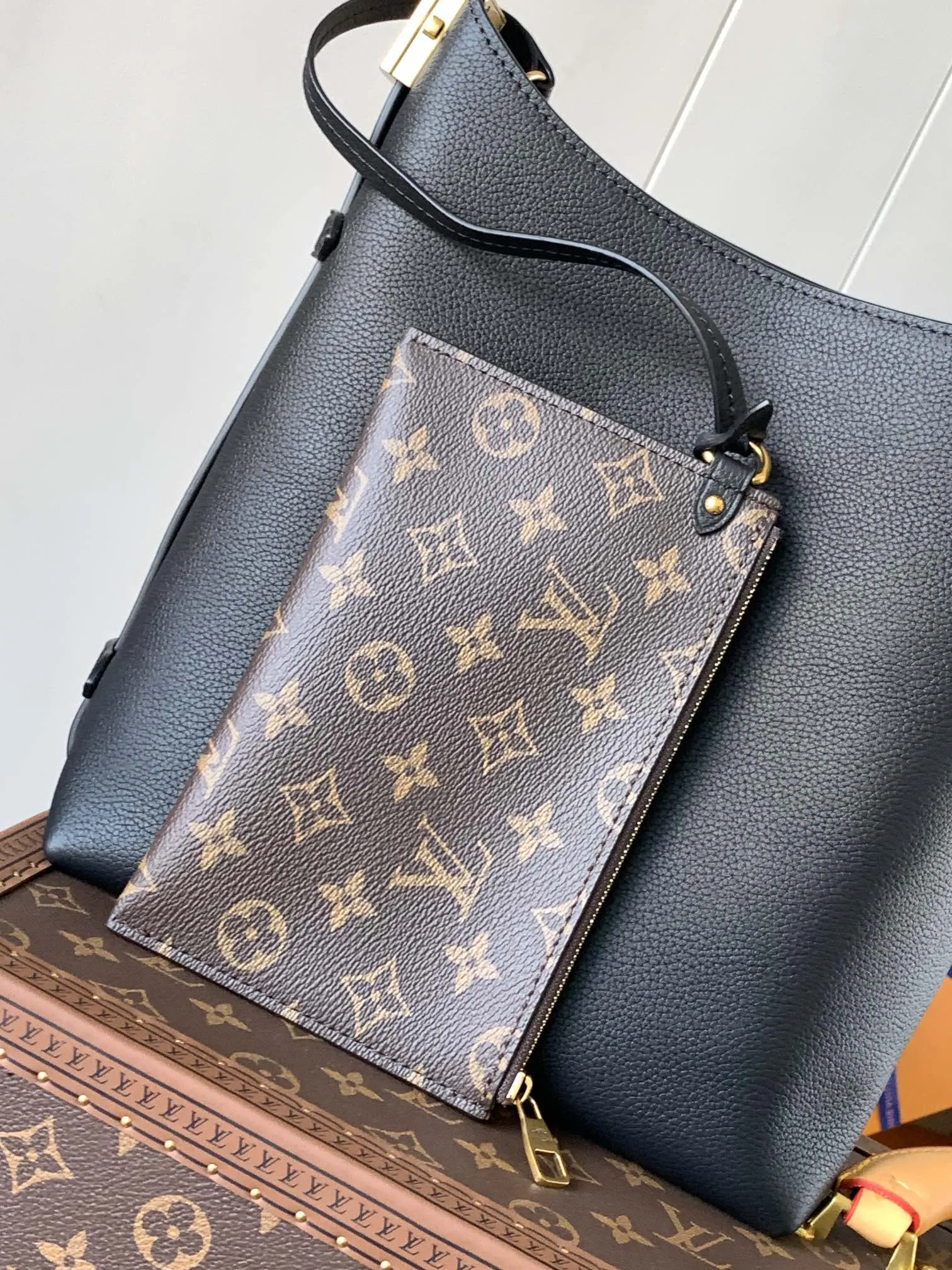 💰1160 (top-grain leather) top original order, change chip version, M25352 black, M25354 brown, 25353 yellow, Low Key Hobo small handbag is made of smooth cow leather with suede cow leather lining, which can accommodate short wallets, large smartphones, keys and other small items. The shoulder strap is adjustable with a padlock buckle, and a removable Monogram canvas zippered interior pocket keeps it organized. 24.0 x 28.0 x 16.0 cm (length x height x width)