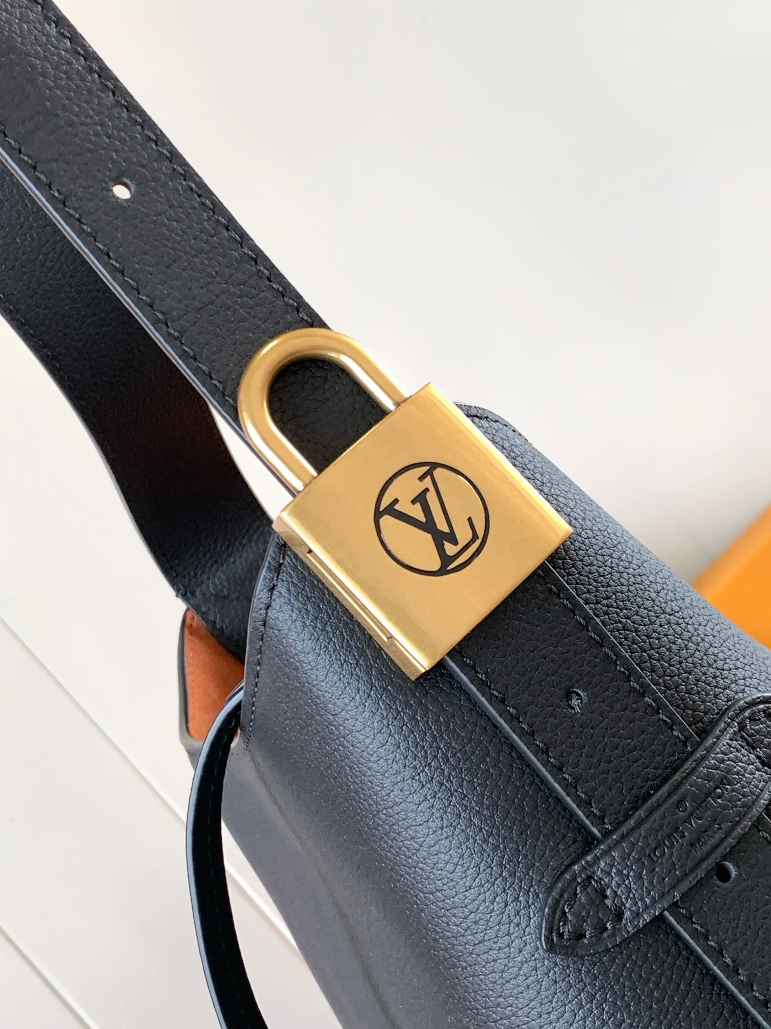 💰1160 (top-grain leather) top original order, change chip version, M25352 black, M25354 brown, 25353 yellow, Low Key Hobo small handbag is made of smooth cow leather with suede cow leather lining, which can accommodate short wallets, large smartphones, keys and other small items. The shoulder strap is adjustable with a padlock buckle, and a removable Monogram canvas zippered interior pocket keeps it organized. 24.0 x 28.0 x 16.0 cm (length x height x width)