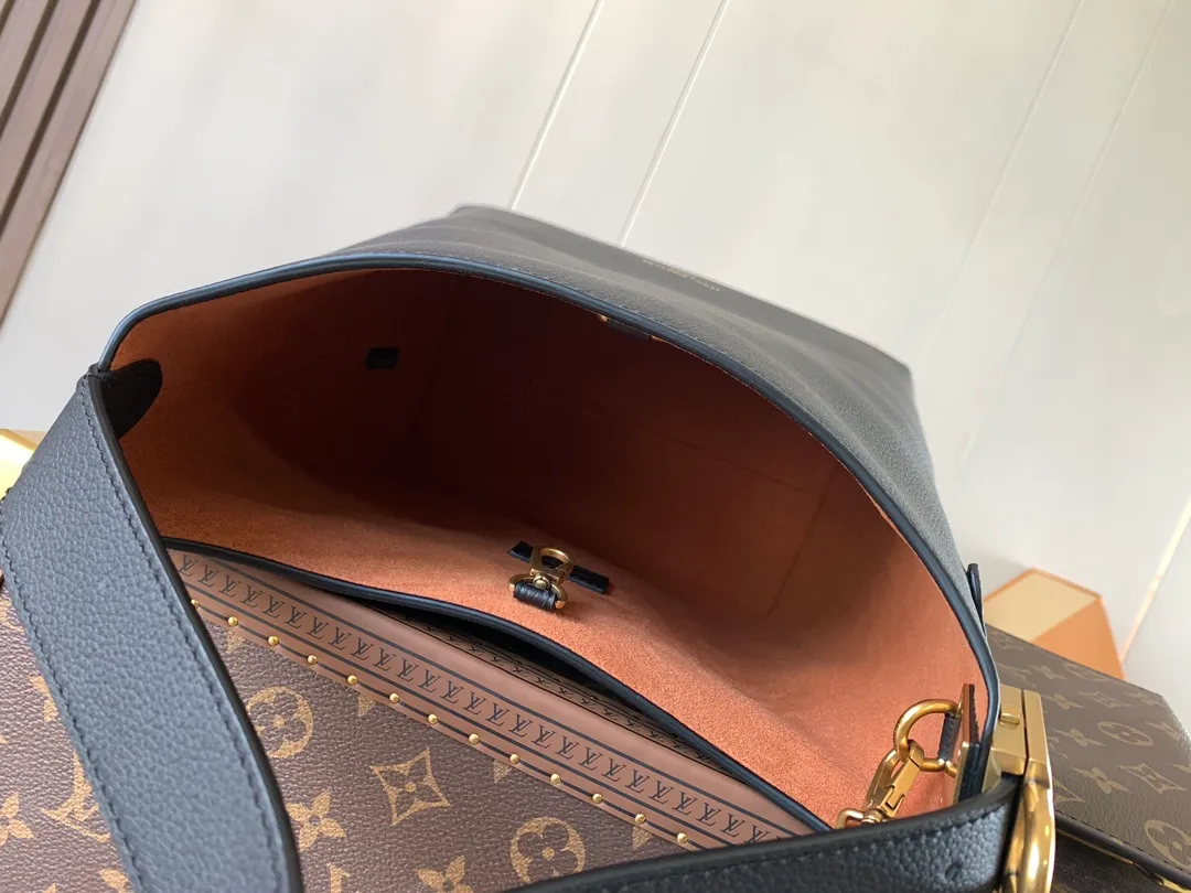 💰1160 (top-grain leather) top original order, change chip version, M25352 black, M25354 brown, 25353 yellow, Low Key Hobo small handbag is made of smooth cow leather with suede cow leather lining, which can accommodate short wallets, large smartphones, keys and other small items. The shoulder strap is adjustable with a padlock buckle, and a removable Monogram canvas zippered interior pocket keeps it organized. 24.0 x 28.0 x 16.0 cm (length x height x width)