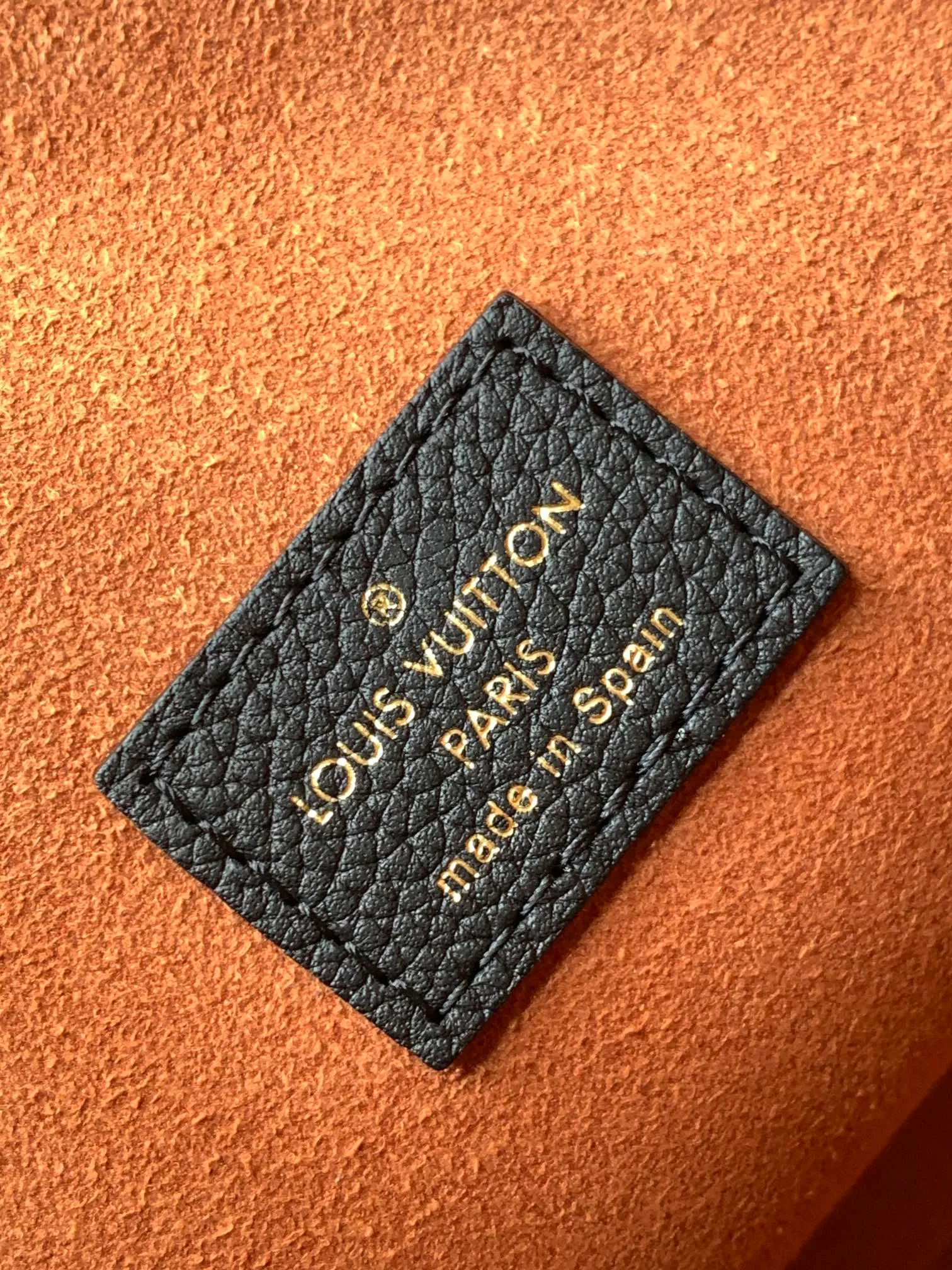 💰1160 (top-grain leather) top original order, change chip version, M25352 black, M25354 brown, 25353 yellow, Low Key Hobo small handbag is made of smooth cow leather with suede cow leather lining, which can accommodate short wallets, large smartphones, keys and other small items. The shoulder strap is adjustable with a padlock buckle, and a removable Monogram canvas zippered interior pocket keeps it organized. 24.0 x 28.0 x 16.0 cm (length x height x width)