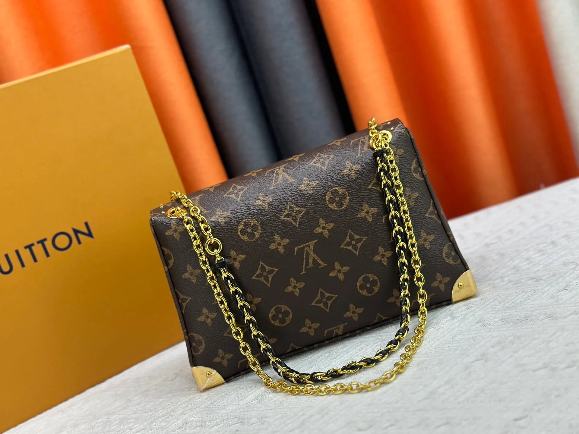 P280 upgrades the original M14526 Trunkie handbag with Monogram canvas and metal rivets, with metallic corners and iconic S-lock, highlighting the brand heritage with a retro luggage style. The internal space and zipper pockets make it easy to accommodate daily needs, and the sliding chain shoulder strap expands carrying options. Dimensions: 27.0 x 16.0 x 8.0 cm (length x height x width)