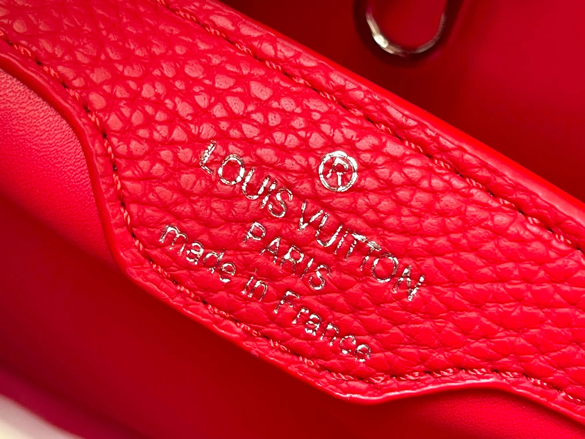 Upgraded version P440 M21663 This LV x YK Capucines small handbag comes from the Louis Vuitton x Yayoi Kusama collaboration series. The renowned Japanese artist has been obsessed with polka dots as a symbol of infinity since childhood, and finds a dazzling expression in supple Taurillon leather decorated with 3D hand-painted polka dot prints. Detailed features 27 x 18 x 9 cm (length x height x width)