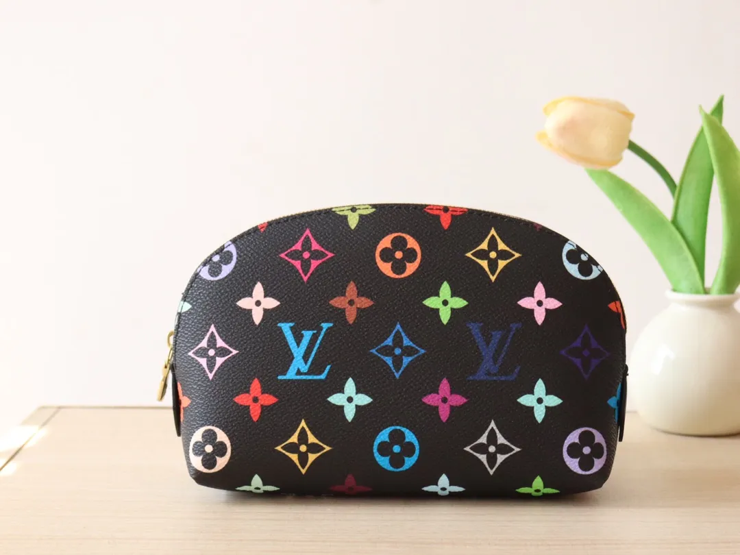 M13744 Tricolor Cosmetic Bag🌟 P360 This Monogram print is interpreted in 33 colorful colors. In 2025, Takashi Murakami and LV jointly launched the white tricolor and black tricolor. It was launched in twelve pieces and became popular around the world. It is loved by celebrities and celebrities. It is lively, childlike and friendly. Size: 19x12x6cm