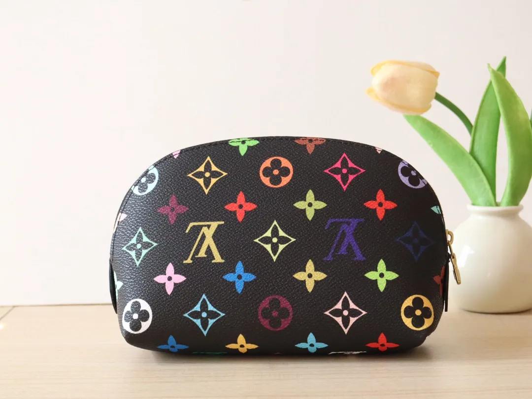 M13744 Tricolor Cosmetic Bag🌟 P360 This Monogram print is interpreted in 33 colorful colors. In 2025, Takashi Murakami and LV jointly launched the white tricolor and black tricolor. It was launched in twelve pieces and became popular around the world. It is loved by celebrities and celebrities. It is lively, childlike and friendly. Size: 19x12x6cm