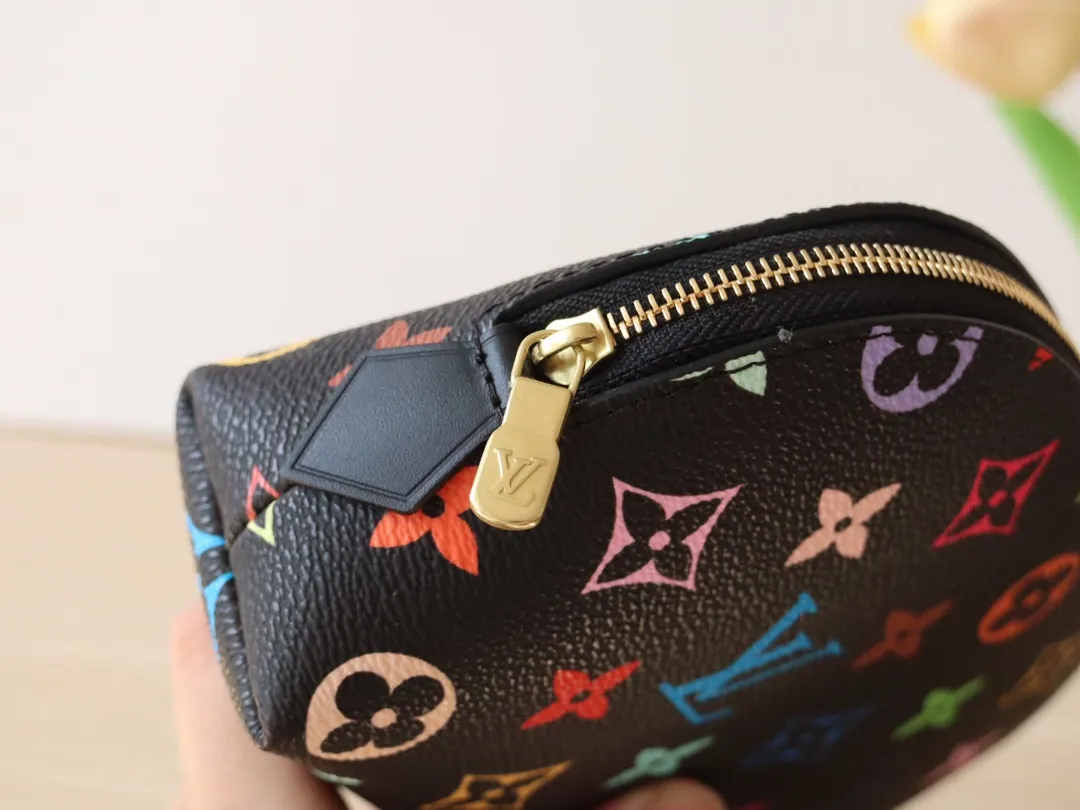 M13744 Tricolor Cosmetic Bag🌟 P360 This Monogram print is interpreted in 33 colorful colors. In 2025, Takashi Murakami and LV jointly launched the white tricolor and black tricolor. It was launched in twelve pieces and became popular around the world. It is loved by celebrities and celebrities. It is lively, childlike and friendly. Size: 19x12x6cm