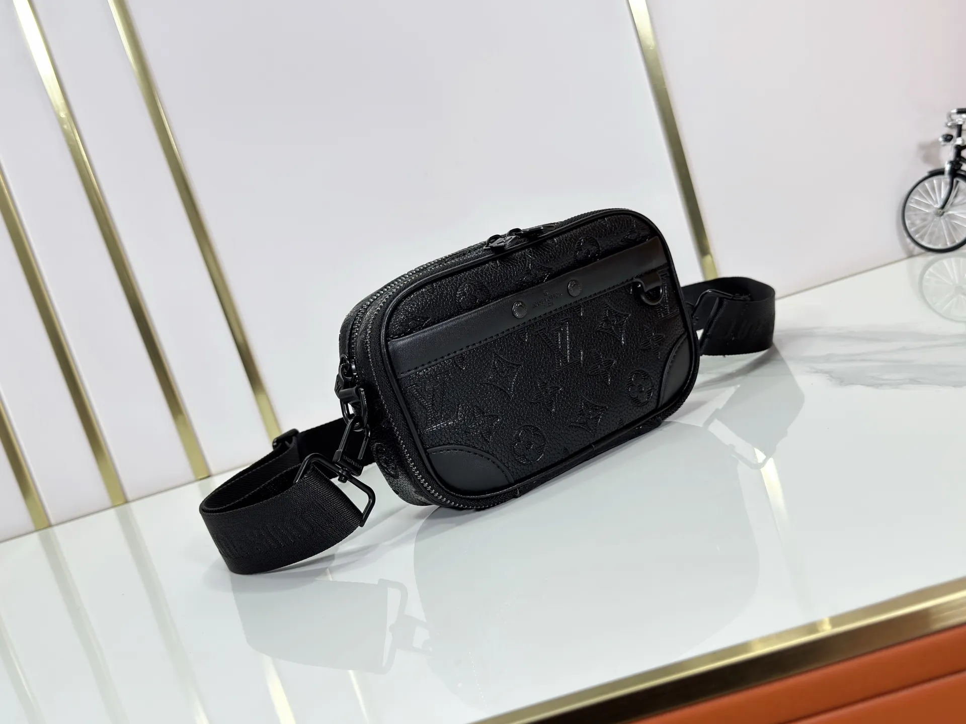 P210 Upgraded original M46955 M83383 M82542 M82544 M82801 Mini men's bag series The new Zly hx NANO ALA handbag of the season. The Neo Ala handbag condenses the design of the past Ala handbag with rounded strokes and uses soft Monogram Eclie canvas to build a casual silhouette. The ample space is equipped with a zipper compartment and front patch pocket to hold daily necessities such as mobile phones, cards and keys, and comes with a detachable and adjustable leather shoulder strap. 18.5 x 11 x 6.5 cm.