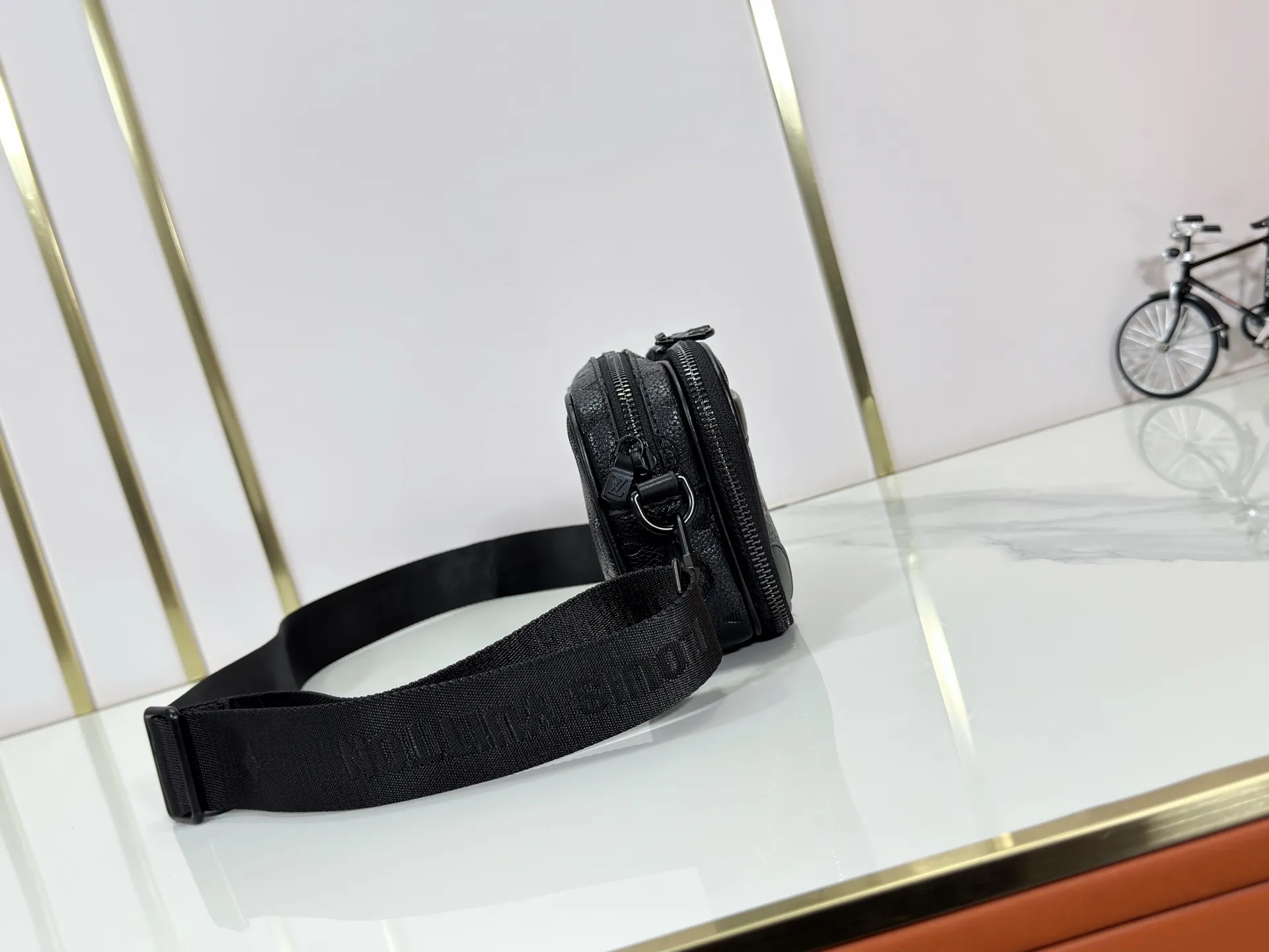 P210 Upgraded original M46955 M83383 M82542 M82544 M82801 Mini men's bag series The new Zly hx NANO ALA handbag of the season. The Neo Ala handbag condenses the design of the past Ala handbag with rounded strokes and uses soft Monogram Eclie canvas to build a casual silhouette. The ample space is equipped with a zipper compartment and front patch pocket to hold daily necessities such as mobile phones, cards and keys, and comes with a detachable and adjustable leather shoulder strap. 18.5 x 11 x 6.5 cm.