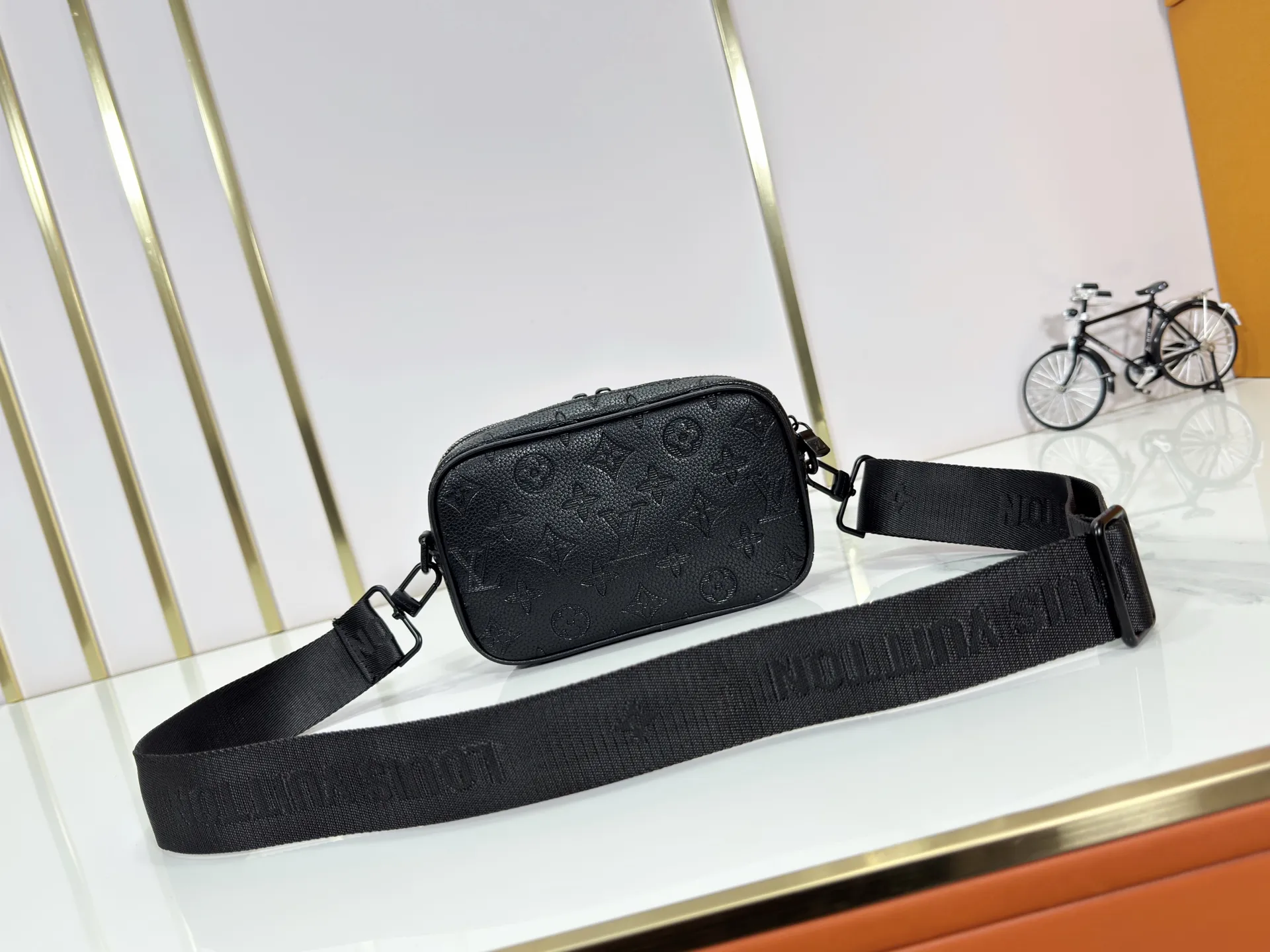P210 Upgraded original M46955 M83383 M82542 M82544 M82801 Mini men's bag series The new Zly hx NANO ALA handbag of the season. The Neo Ala handbag condenses the design of the past Ala handbag with rounded strokes and uses soft Monogram Eclie canvas to build a casual silhouette. The ample space is equipped with a zipper compartment and front patch pocket to hold daily necessities such as mobile phones, cards and keys, and comes with a detachable and adjustable leather shoulder strap. 18.5 x 11 x 6.5 cm.