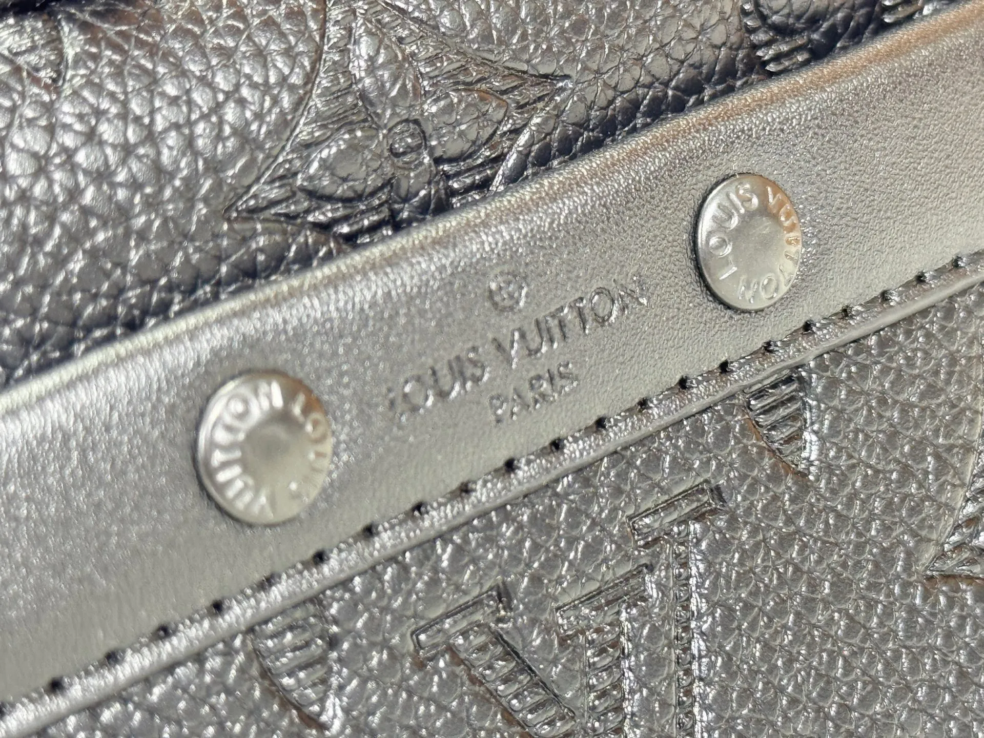 P210 Upgraded original M46955 M83383 M82542 M82544 M82801 Mini men's bag series The new Zly hx NANO ALA handbag of the season. The Neo Ala handbag condenses the design of the past Ala handbag with rounded strokes and uses soft Monogram Eclie canvas to build a casual silhouette. The ample space is equipped with a zipper compartment and front patch pocket to hold daily necessities such as mobile phones, cards and keys, and comes with a detachable and adjustable leather shoulder strap. 18.5 x 11 x 6.5 cm.