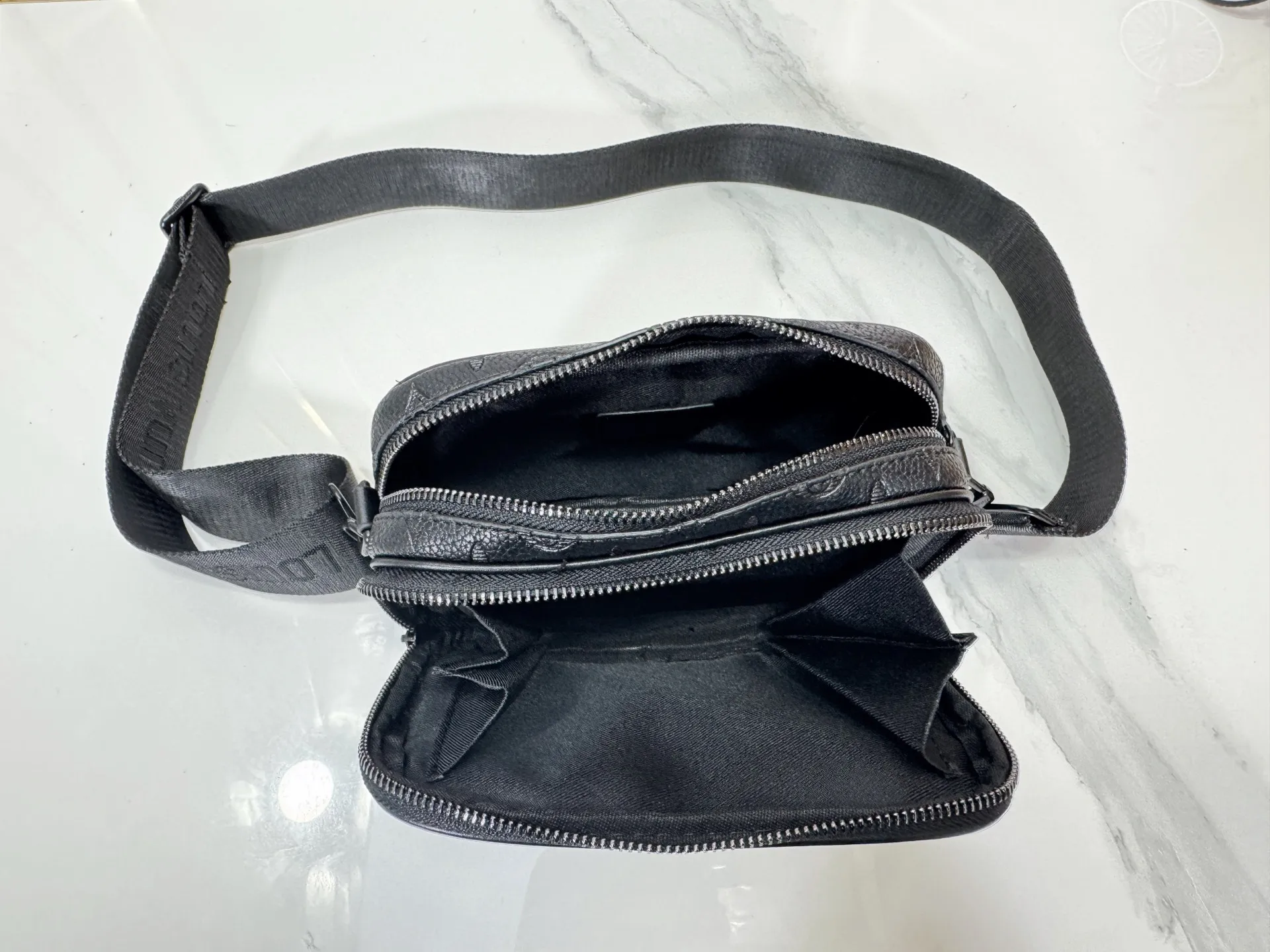 P210 Upgraded original M46955 M83383 M82542 M82544 M82801 Mini men's bag series The new Zly hx NANO ALA handbag of the season. The Neo Ala handbag condenses the design of the past Ala handbag with rounded strokes and uses soft Monogram Eclie canvas to build a casual silhouette. The ample space is equipped with a zipper compartment and front patch pocket to hold daily necessities such as mobile phones, cards and keys, and comes with a detachable and adjustable leather shoulder strap. 18.5 x 11 x 6.5 cm.