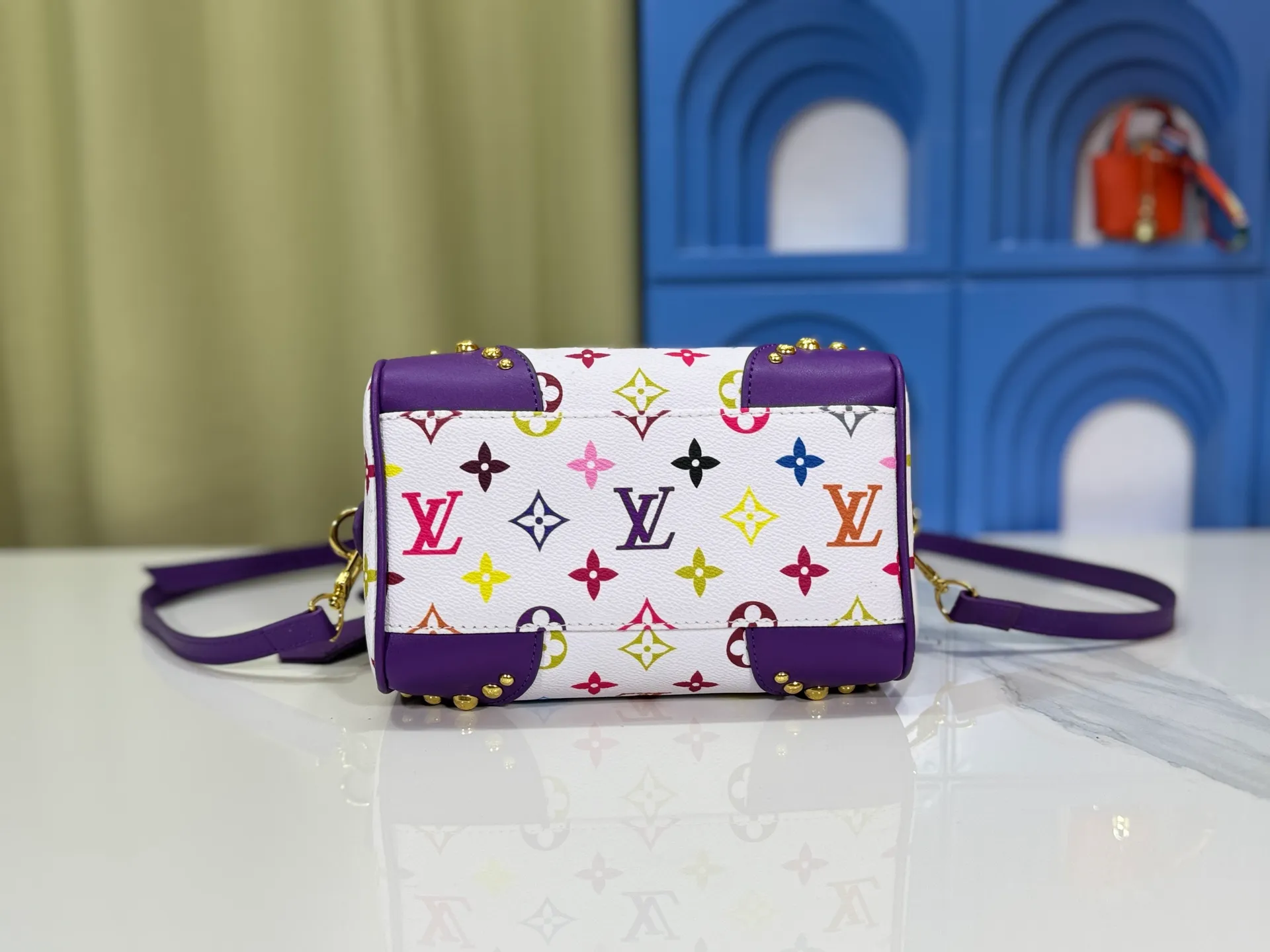 P280 upgraded original M58953 M46234 M46222 Speedy Bandoulière 20 handbag is made of soft coated canvas, and the full-length Monogram pattern is traced in colorful rainbow tones, highlighting the smart style of the Louis Vuitton x Murakami reissue series. The Toron handle and detachable shoulder strap are constructed of cow leather, the metal corners recall classic luggage elements, and the bow-shaped key bag and padlock add brand touches. Dimensions: 20.5 x 13.5 x 12.0 cm (length x height x width)