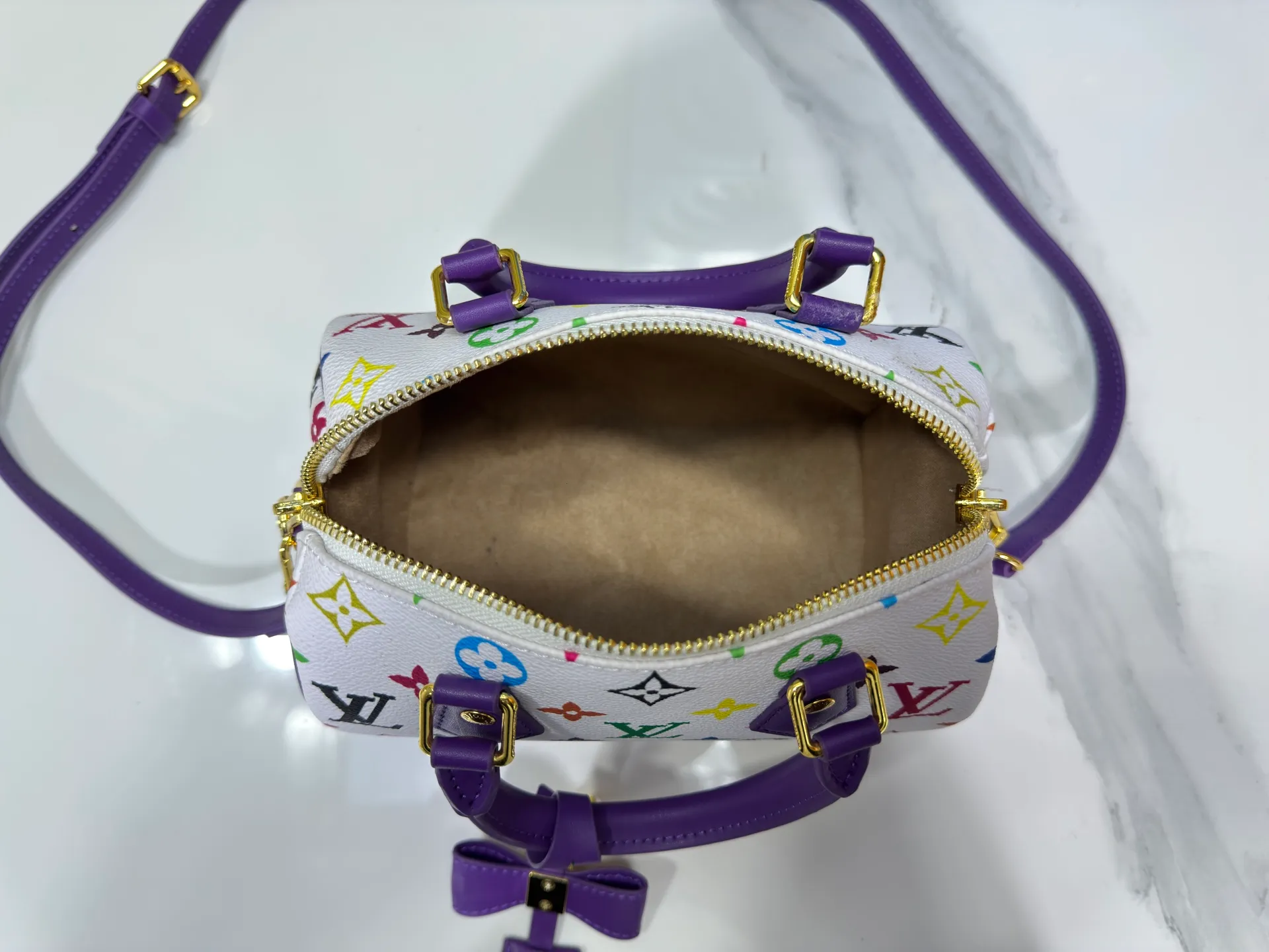 P280 upgraded original M58953 M46234 M46222 Speedy Bandoulière 20 handbag is made of soft coated canvas, and the full-length Monogram pattern is traced in colorful rainbow tones, highlighting the smart style of the Louis Vuitton x Murakami reissue series. The Toron handle and detachable shoulder strap are constructed of cow leather, the metal corners recall classic luggage elements, and the bow-shaped key bag and padlock add brand touches. Dimensions: 20.5 x 13.5 x 12.0 cm (length x height x width)
