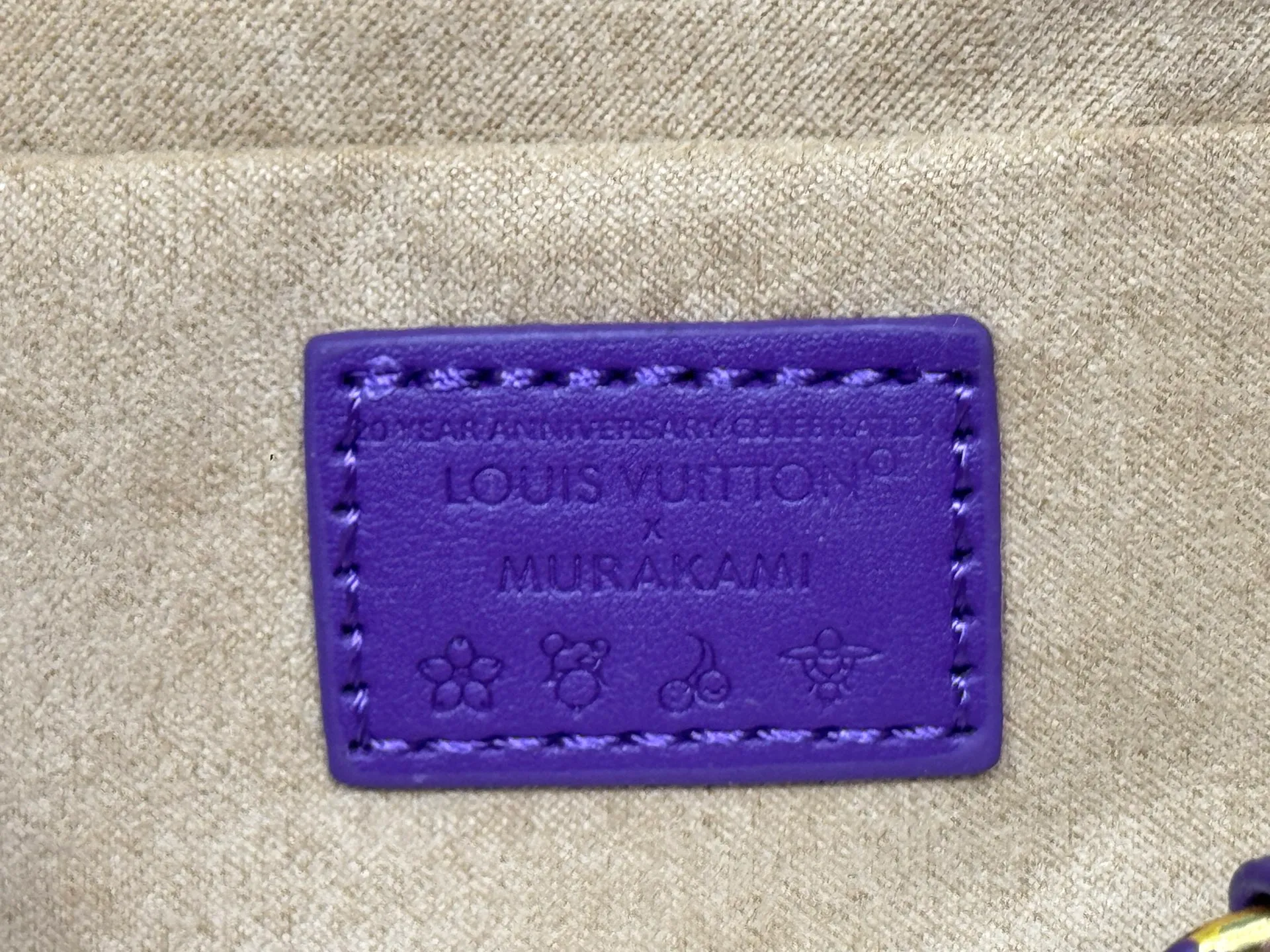 P280 upgraded original M58953 M46234 M46222 Speedy Bandoulière 20 handbag is made of soft coated canvas, and the full-length Monogram pattern is traced in colorful rainbow tones, highlighting the smart style of the Louis Vuitton x Murakami reissue series. The Toron handle and detachable shoulder strap are constructed of cow leather, the metal corners recall classic luggage elements, and the bow-shaped key bag and padlock add brand touches. Dimensions: 20.5 x 13.5 x 12.0 cm (length x height x width)