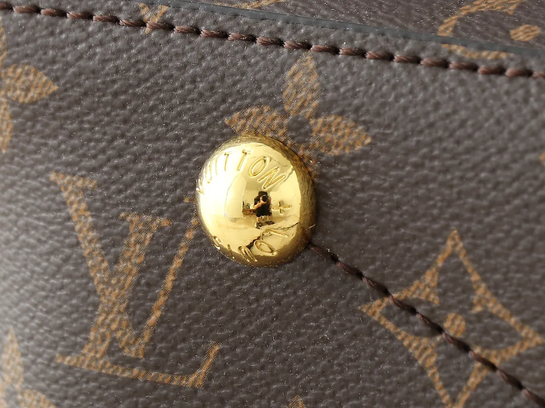 💰240💰Upgraded from the original M45522, 43170. This MONOGRAM canvas material is a new style of Melie handbag, a fashionable must-have item. Veau Cachemire leather material. Full leather embossed woven wrist double bag shopping bag. Lightweight and comfortable to carry. Unique vertical and narrow shape with modern style. Zipper pocket with metal engraved zipper puller for more personality. Size: 33x16x30cm