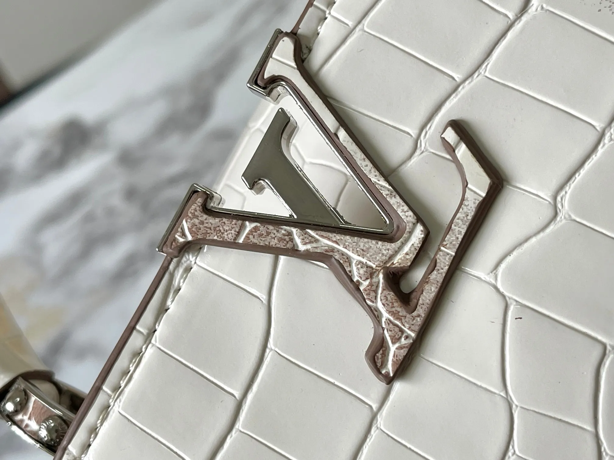 p440 [Guangzhou top quality original version] Capucines Mini Model: 98176 Color Material: Gorgeous crocodile leather with sparkling ripples Bright background color Hardware upgrade Highlights: LV initials, unique edge ring, fine Monogram flowers on the flap.  Size: 21×14×8cm