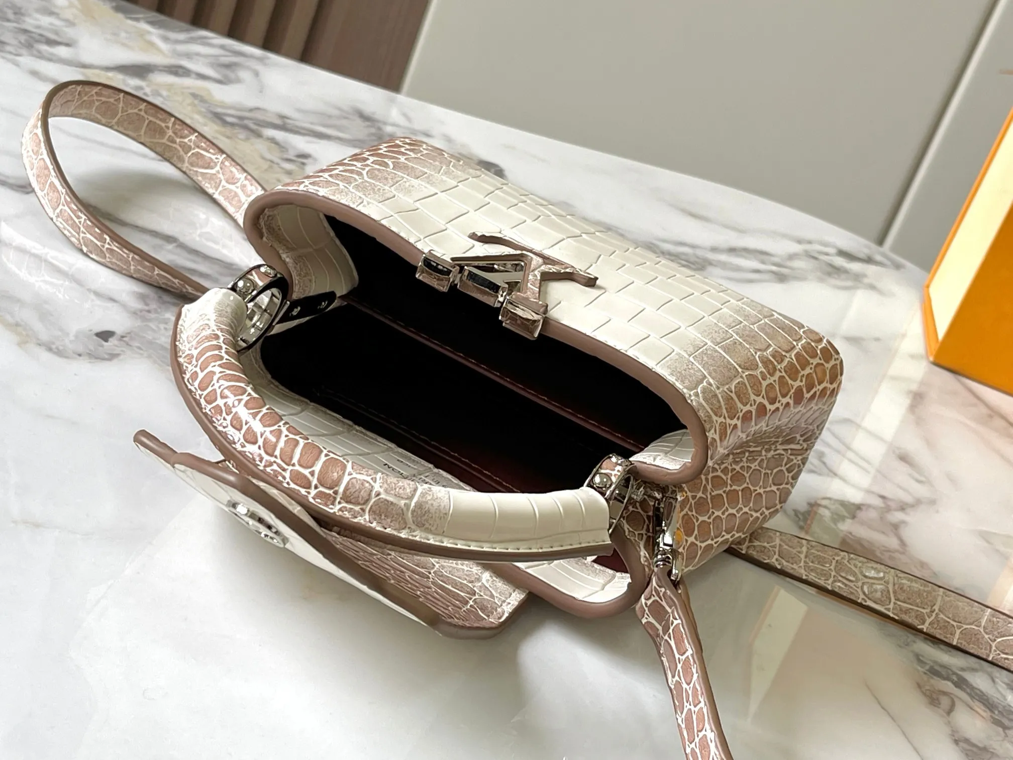 p440 [Guangzhou top quality original version] Capucines Mini Model: 98176 Color Material: Gorgeous crocodile leather with sparkling ripples Bright background color Hardware upgrade Highlights: LV initials, unique edge ring, fine Monogram flowers on the flap.  Size: 21×14×8cm