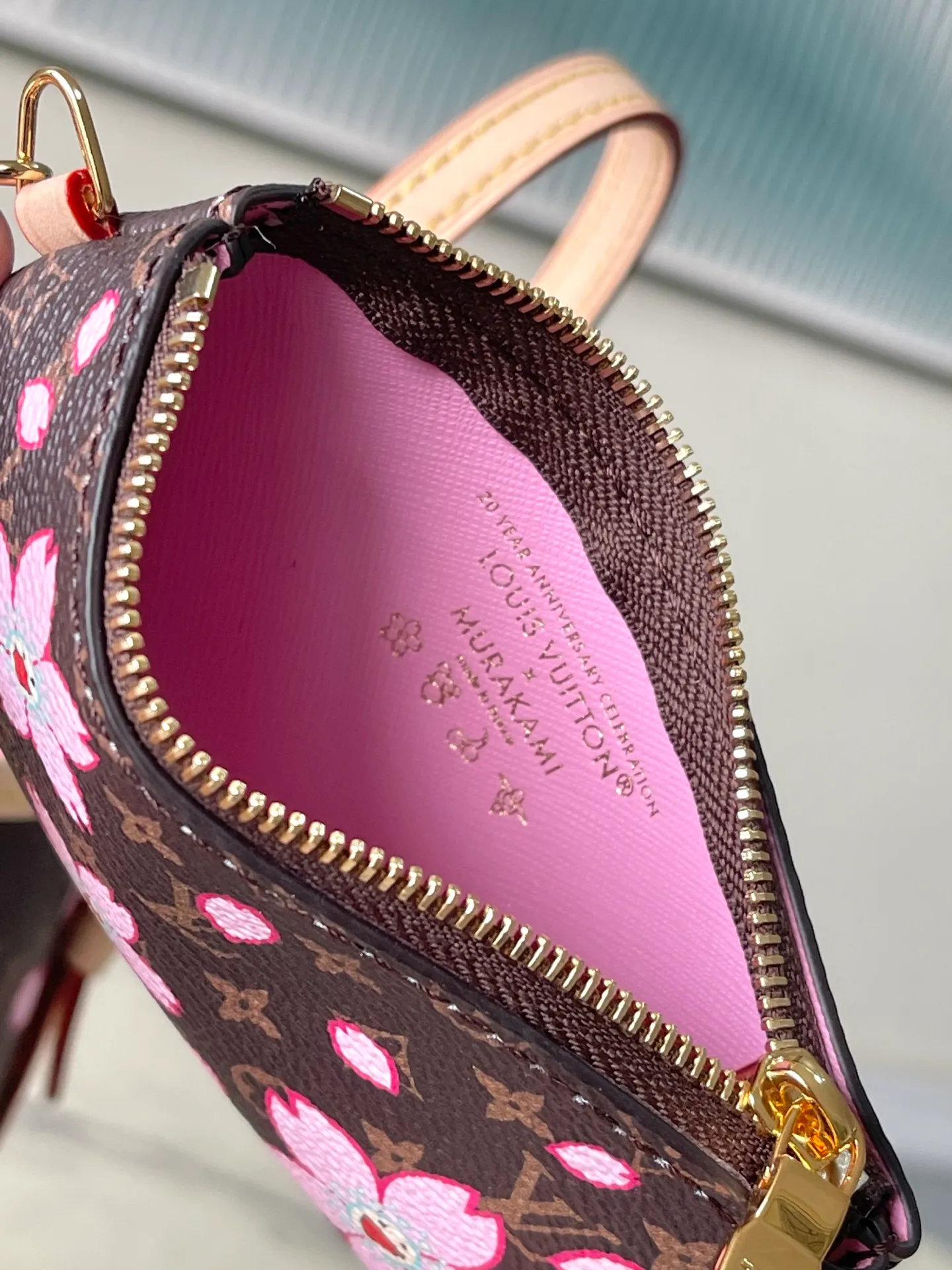 💰960 Top Original Order M13417 This Nano Bucket handbag is constructed of classic Monogram coated canvas with a sophisticated design, and is completed with cow leather trim and dazzling metal parts. The Cherry Blossom pattern on the body of the bag conveys the atmosphere of prosperous recovery and highlights the distinctive style of Japanese artist Takashi Murakami. The detachable shoulder strap allows for a variety of carrying options, and the leather keychain adds a functional detail. Dimensions: 13 × 17 × 9 cm