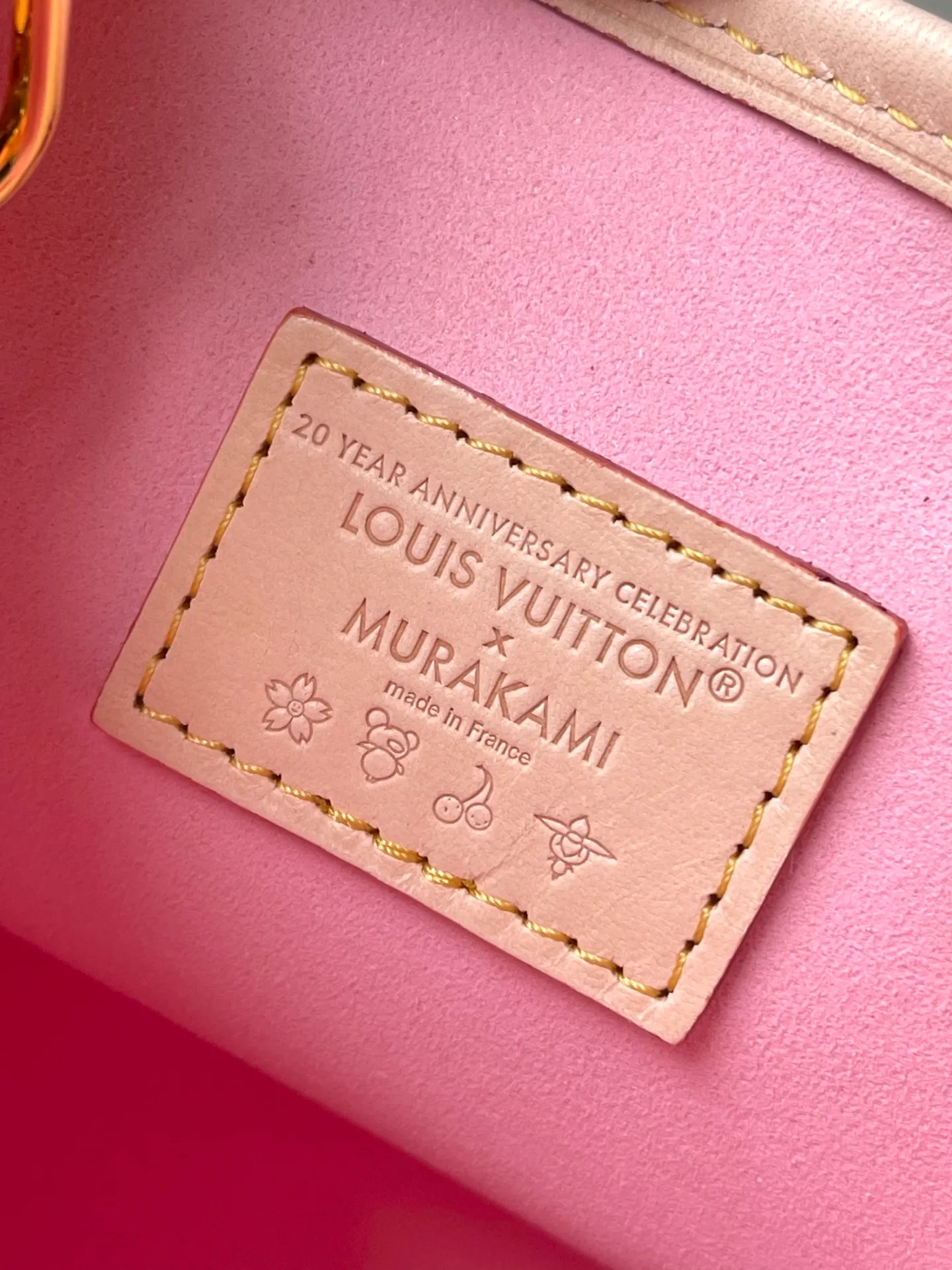 💰960 Top Original Order M13417 This Nano Bucket handbag is constructed of classic Monogram coated canvas with a sophisticated design, and is completed with cow leather trim and dazzling metal parts. The Cherry Blossom pattern on the body of the bag conveys the atmosphere of prosperous recovery and highlights the distinctive style of Japanese artist Takashi Murakami. The detachable shoulder strap allows for a variety of carrying options, and the leather keychain adds a functional detail. Dimensions: 13 × 17 × 9 cm
