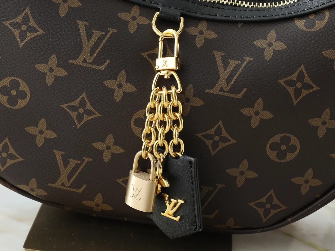 💰220💰Upgraded from the original M12939. This Looping handbag draws inspiration from the Loop handbag of the 2022 Cruise early spring series, using Monogram canvas to interpret the fashion of the 1990s. Dazzling metal hardware and detachable charms enrich the details, while the fabric shoulder strap allows for cross-body wear for day or night situations, and the smooth Toron handle allows it to be worn over the shoulder or by hand. Dimensions: 28.0 x 15.0 x 7.0 cm (length x height x width)