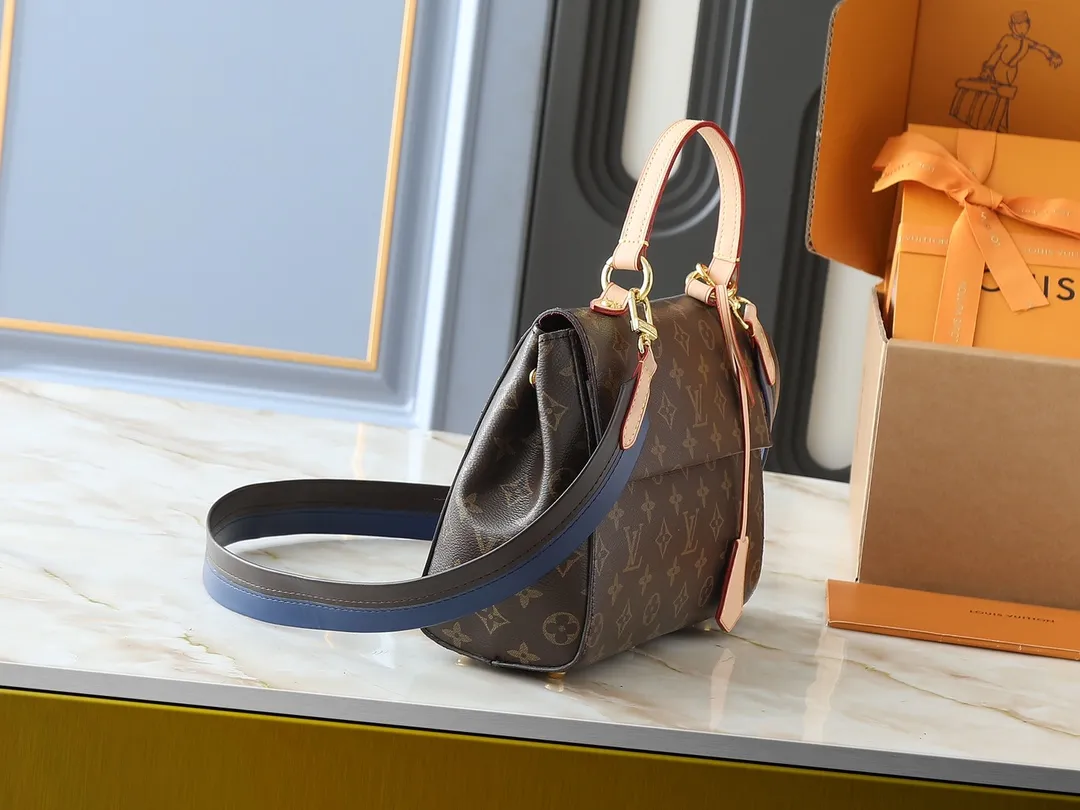 💰260💰Upgraded from the original M42738 M44863. The pure structure and silhouette of this CLUNY BB handbag will never go out of style, and the straps adopt bright colors that are popular nowadays. The Cluny bag is very practical and is the ideal business bag. The top handle can meet the different requirements of hand carry and elbow carry, and the removable shoulder strap can also meet the requirements of shoulder carrying. Magnetic clasp keeps personal finances safely stored. 28.0x 20.0x 10.0cm