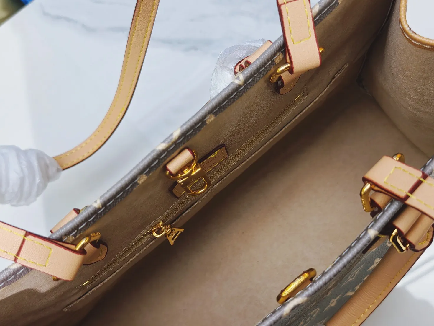 💰240💰Upgraded from the original M12465 M12775 M45607 MM45595 M46531 M45495 This Monogram Ink series OnTheGo medium handbag has a matte texture of smooth cow leather, and the rivet tabs on the corners pay tribute to the brand's classic hard box design. The neat interior has a large zipper pocket for storing banknotes and receipts. Dimensions: 35.0 x 27.0 x 14.0 cm (length x height x width)