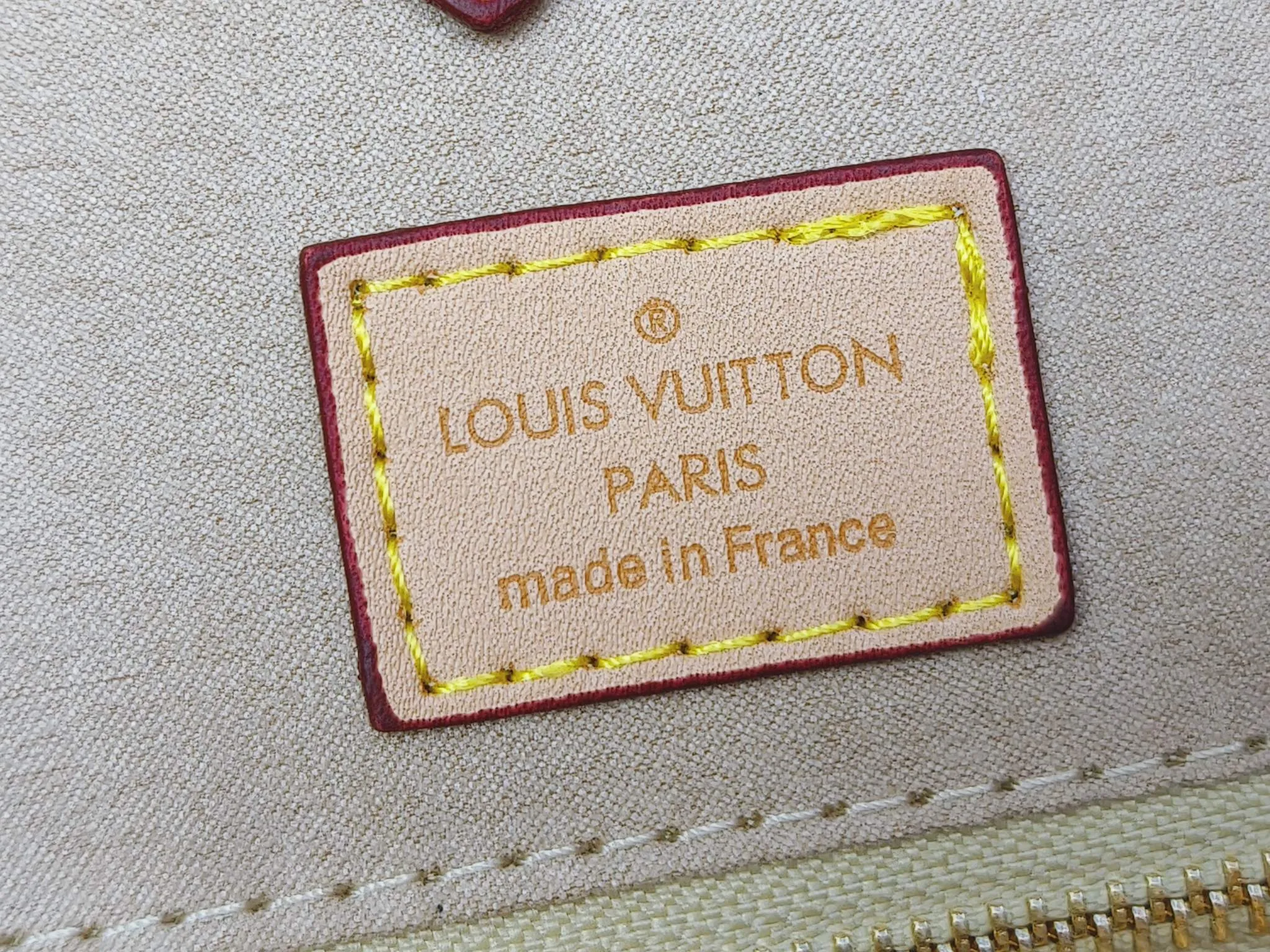 💰240💰Upgraded from the original M12465 M12775 M45607 MM45595 M46531 M45495 This Monogram Ink series OnTheGo medium handbag has a matte texture of smooth cow leather, and the rivet tabs on the corners pay tribute to the brand's classic hard box design. The neat interior has a large zipper pocket for storing banknotes and receipts. Dimensions: 35.0 x 27.0 x 14.0 cm (length x height x width)