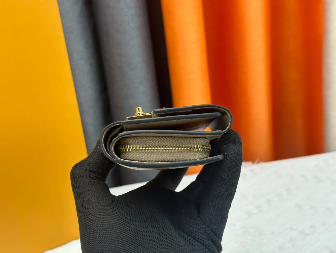 P160, Wallet [Metis Short Wallet-] M80880 Black (Embossed) Inheriting the inspiration of the Métis leather goods series, the soft Monogram Empreinte leather is embossed with the classic Monogram pattern. The pocket S-lock lock secures the flap, continuing the classic Louis Vuitton hard case elements. The elegant construction offers ample interior space, including a zipped accordion coin pocket, patch pockets and card slots.  Dimensions: 11.5 x 8.5 x 4.0 cm