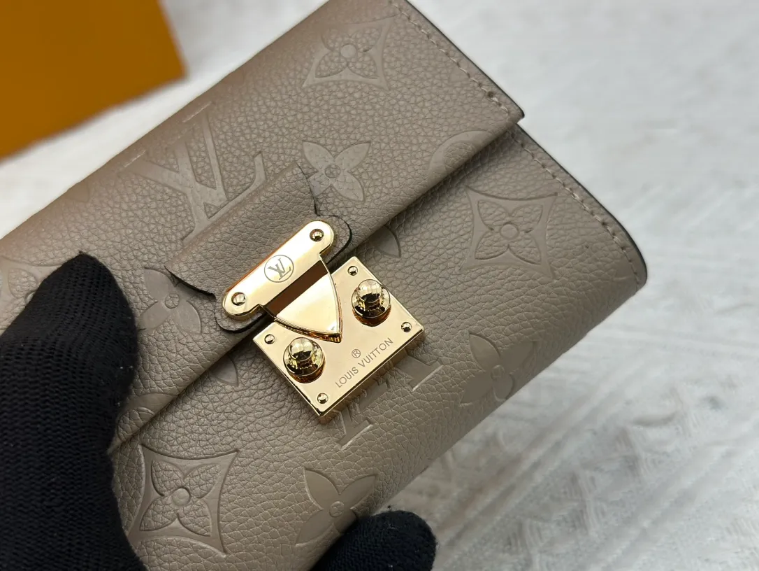 P160, Wallet [Metis Short Wallet-] M80880 Black (Embossed) Inheriting the inspiration of the Métis leather goods series, the soft Monogram Empreinte leather is embossed with the classic Monogram pattern. The pocket S-lock lock secures the flap, continuing the classic Louis Vuitton hard case elements. The elegant construction offers ample interior space, including a zipped accordion coin pocket, patch pockets and card slots.  Dimensions: 11.5 x 8.5 x 4.0 cm