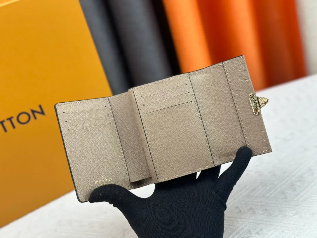 P160, Wallet [Metis Short Wallet-] M80880 Black (Embossed) Inheriting the inspiration of the Métis leather goods series, the soft Monogram Empreinte leather is embossed with the classic Monogram pattern. The pocket S-lock lock secures the flap, continuing the classic Louis Vuitton hard case elements. The elegant construction offers ample interior space, including a zipped accordion coin pocket, patch pockets and card slots.  Dimensions: 11.5 x 8.5 x 4.0 cm