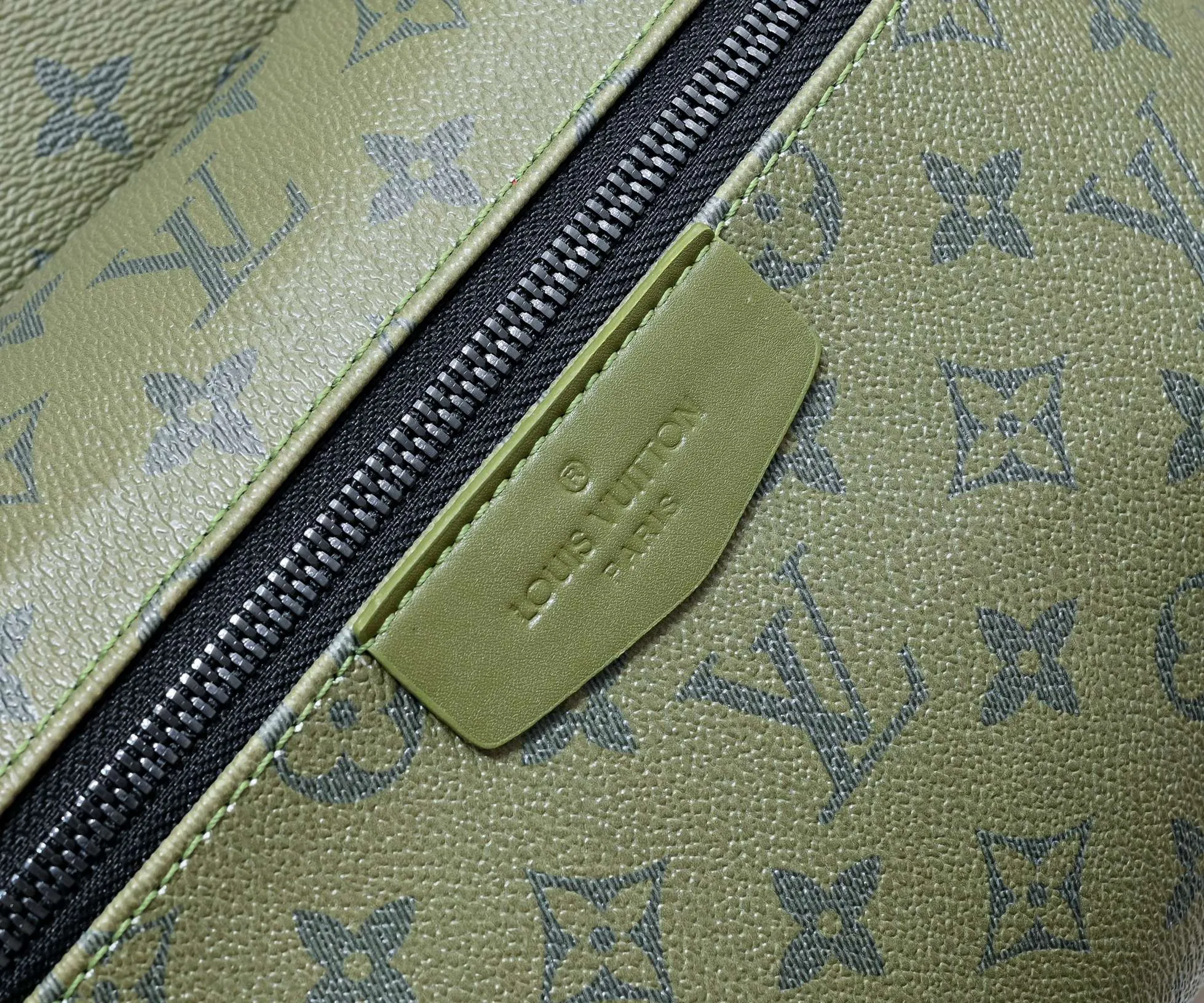 ¥420💰 Exclusive real shot-upgraded version ‼ ️M46802 This Discovery Small Backpack is made of Monogram coated canvas dip-dyed in earth tones, and is embellished with the Louis Vuitton logo and detachable nameplate. It features roomy front pockets, interior pockets and an iPad pocket, making it ideal for everyday use. Dimensions: 29.0 x 38.0 x 20.0 cm (length x height x width)