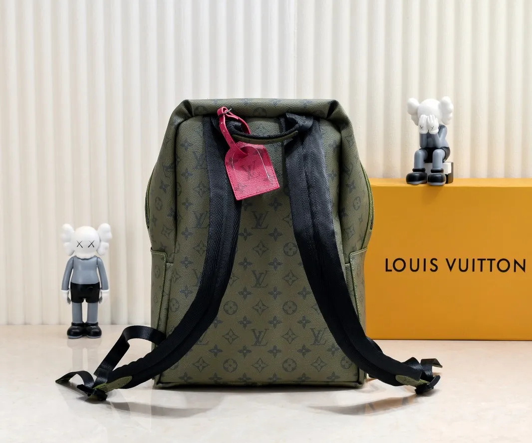 ¥420💰 Exclusive real shot-upgraded version ‼ ️M46802 This Discovery Small Backpack is made of Monogram coated canvas dip-dyed in earth tones, and is embellished with the Louis Vuitton logo and detachable nameplate. It features roomy front pockets, interior pockets and an iPad pocket, making it ideal for everyday use. Dimensions: 29.0 x 38.0 x 20.0 cm (length x height x width)