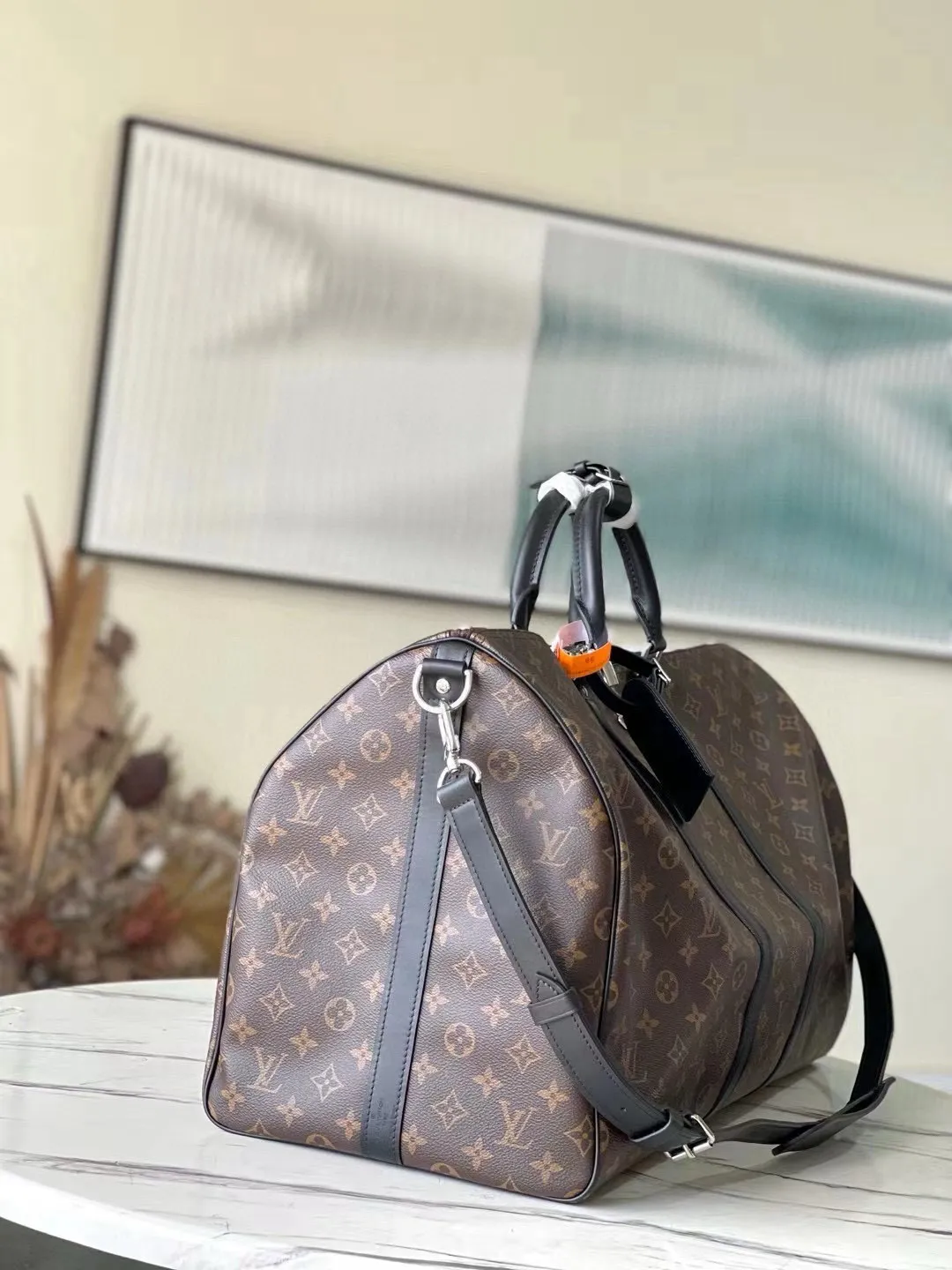 💰1040 (55 size) top original order M56714 presbyopic black leather, spacious capacity, flexible use. Durable, safe and reliable. Fashionable style, mature and stable. Features a secure double zipper and padlock, making it perfect for business or pleasure. Dimensions: 55 × 31 × 26 cm