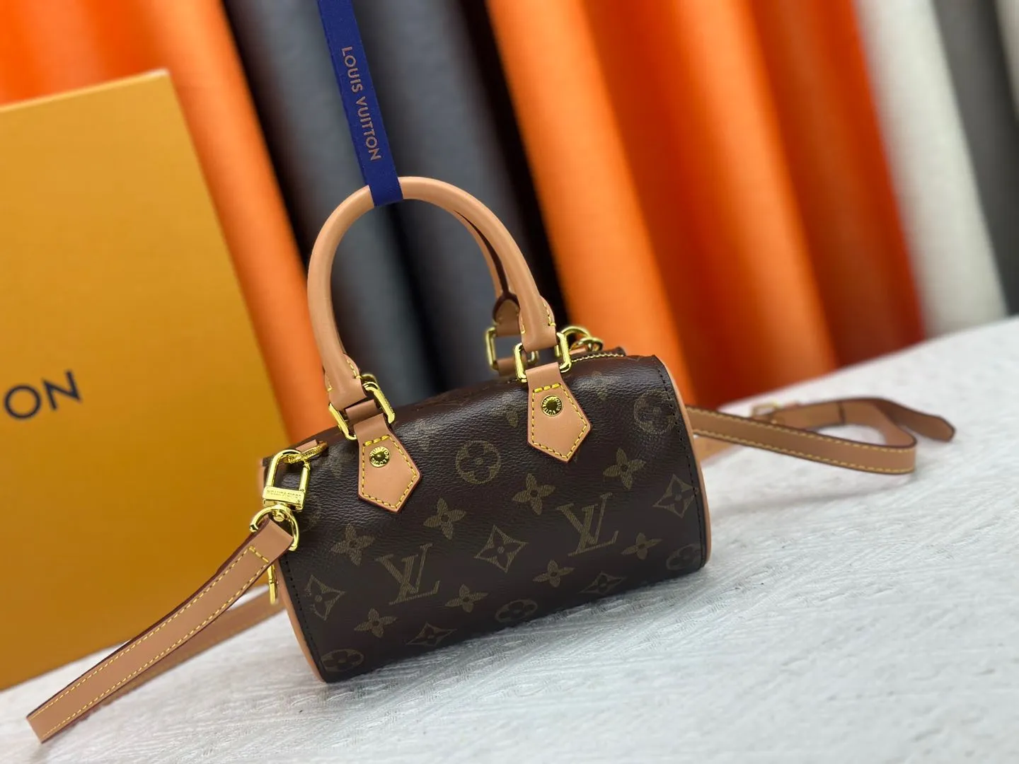 P220 M13226 Louis Vuitton vvn handle and long shoulder strap love-shaped bag is particularly cute and full of charming atmosphere. Size 18x11x10 cm