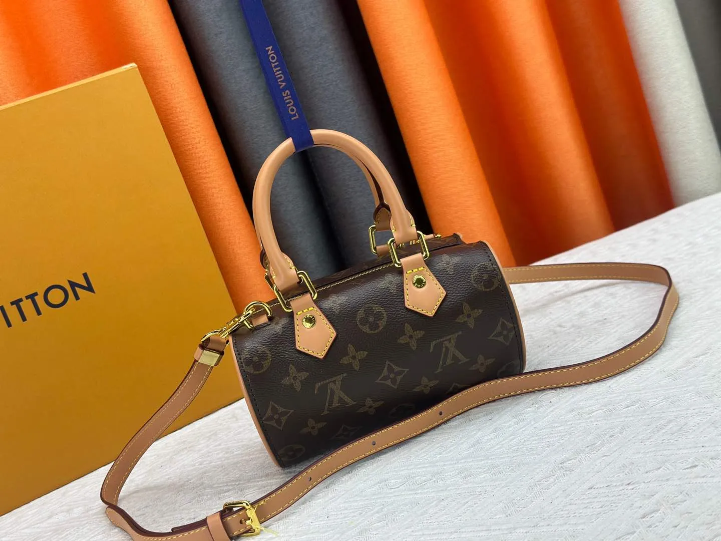P220 M13226 Louis Vuitton vvn handle and long shoulder strap love-shaped bag is particularly cute and full of charming atmosphere. Size 18x11x10 cm
