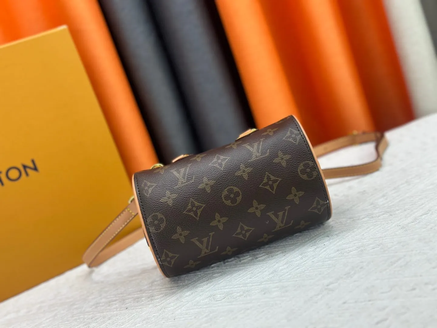 P220 M13226 Louis Vuitton vvn handle and long shoulder strap love-shaped bag is particularly cute and full of charming atmosphere. Size 18x11x10 cm