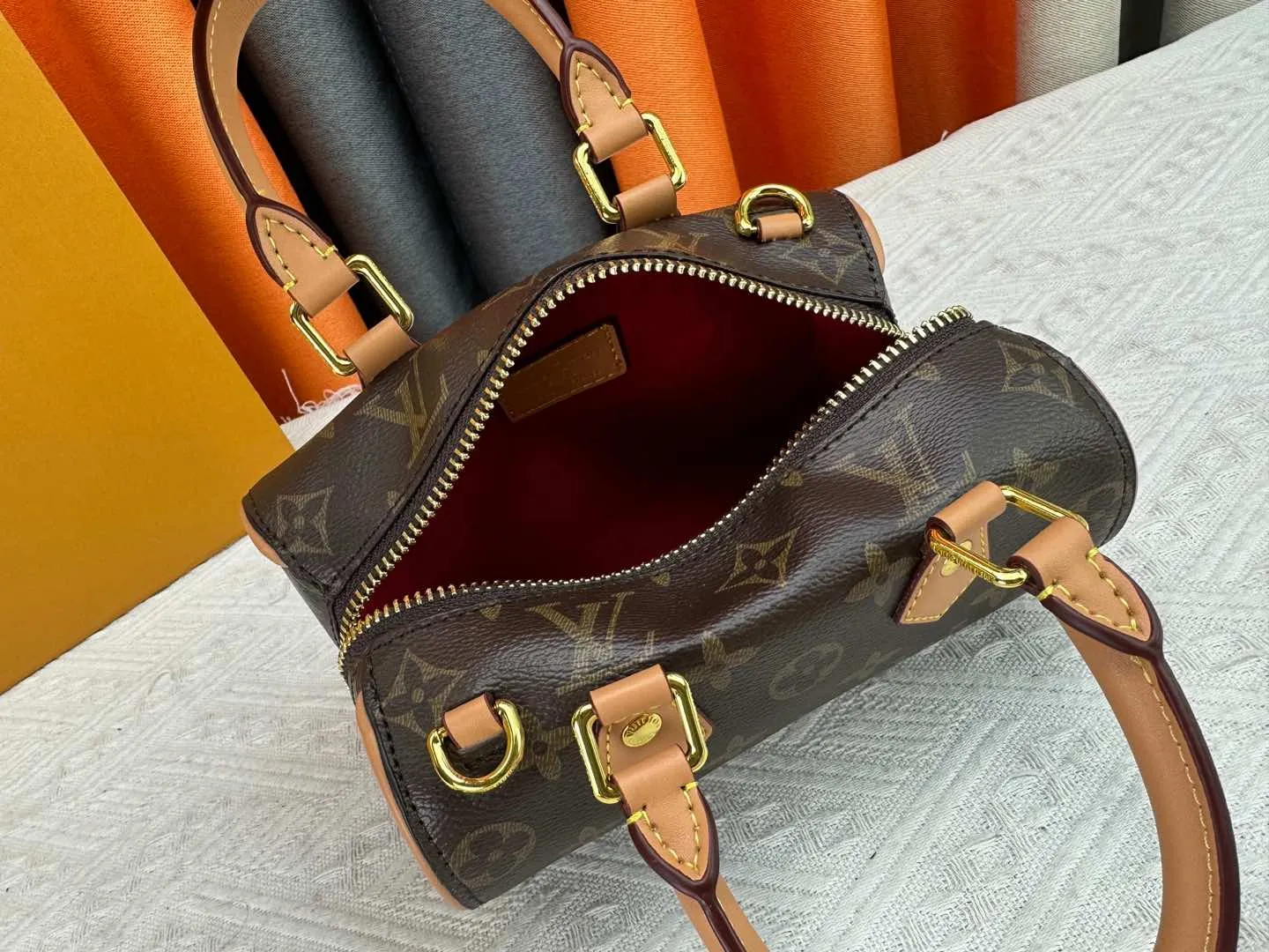 P220 M13226 Louis Vuitton vvn handle and long shoulder strap love-shaped bag is particularly cute and full of charming atmosphere. Size 18x11x10 cm